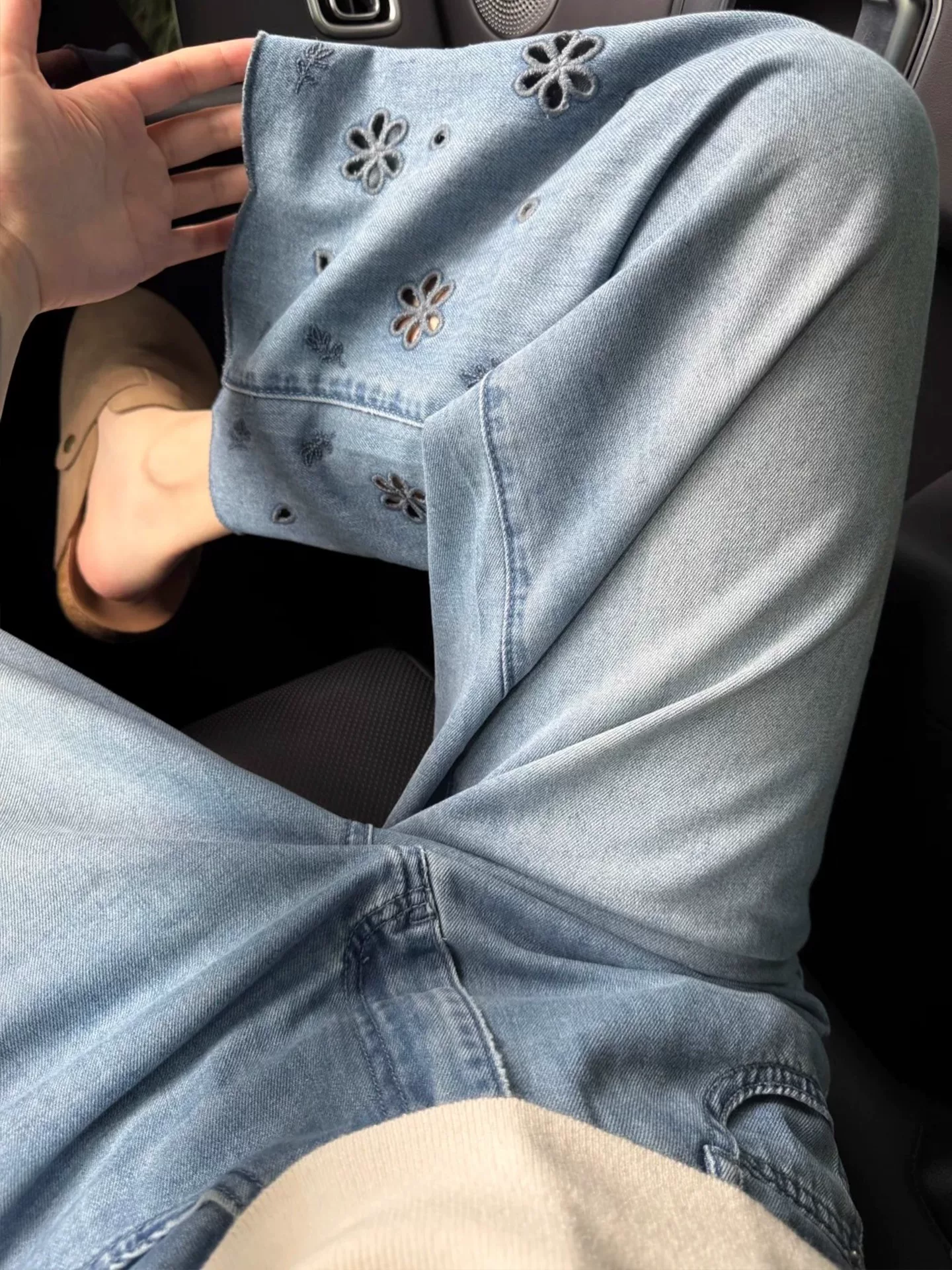Quần jeans ống đứng thêu họa tiết nữ, hè 2025, kiểu dáng mỏng, size lớn, cạp cao, che hông, tôn dáng, quần ống rộng lửng