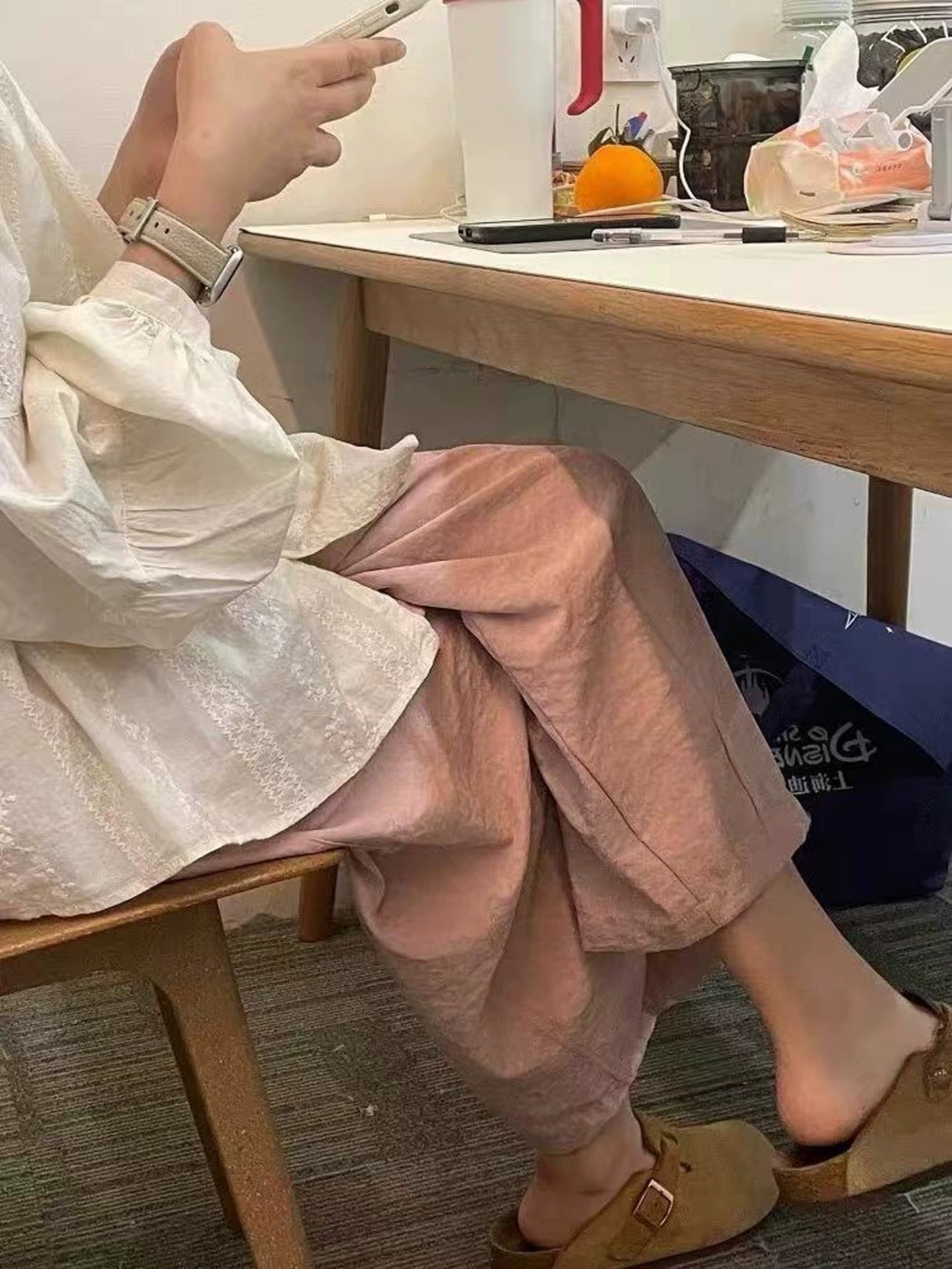 Quần âu nữ chất liệu lụa đá màu hồng, kiểu dáng mỏng nhẹ mùa hè, size lớn, cạp cao, tôn dáng, chất liệu có vân, ống lửng, quần ống rộng.