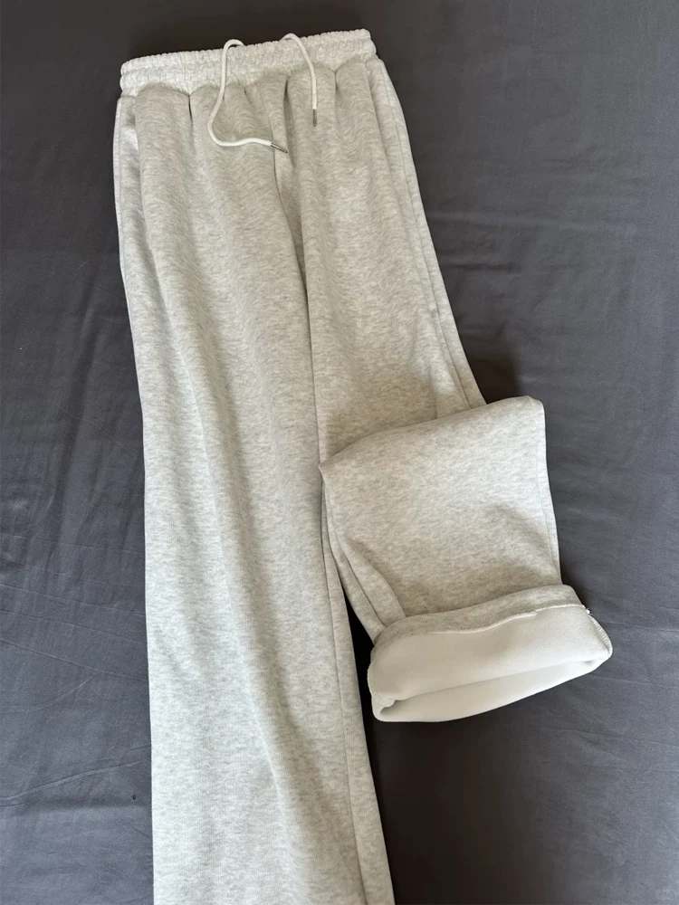 Quần thể thao nữ màu xám nhạt, chất liệu nỉ dày giữ ấm, cạp cao, che hông, dáng rộng, tôn dáng, size lớn, mùa đông 2024