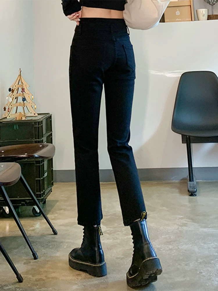 Thân hình quả lê, hơi mũm mĩm, trang phục mùa thu sớm dáng thẳng, quần jean cạp cao, che hông, tôn dáng, co giãn, xẻ tà.