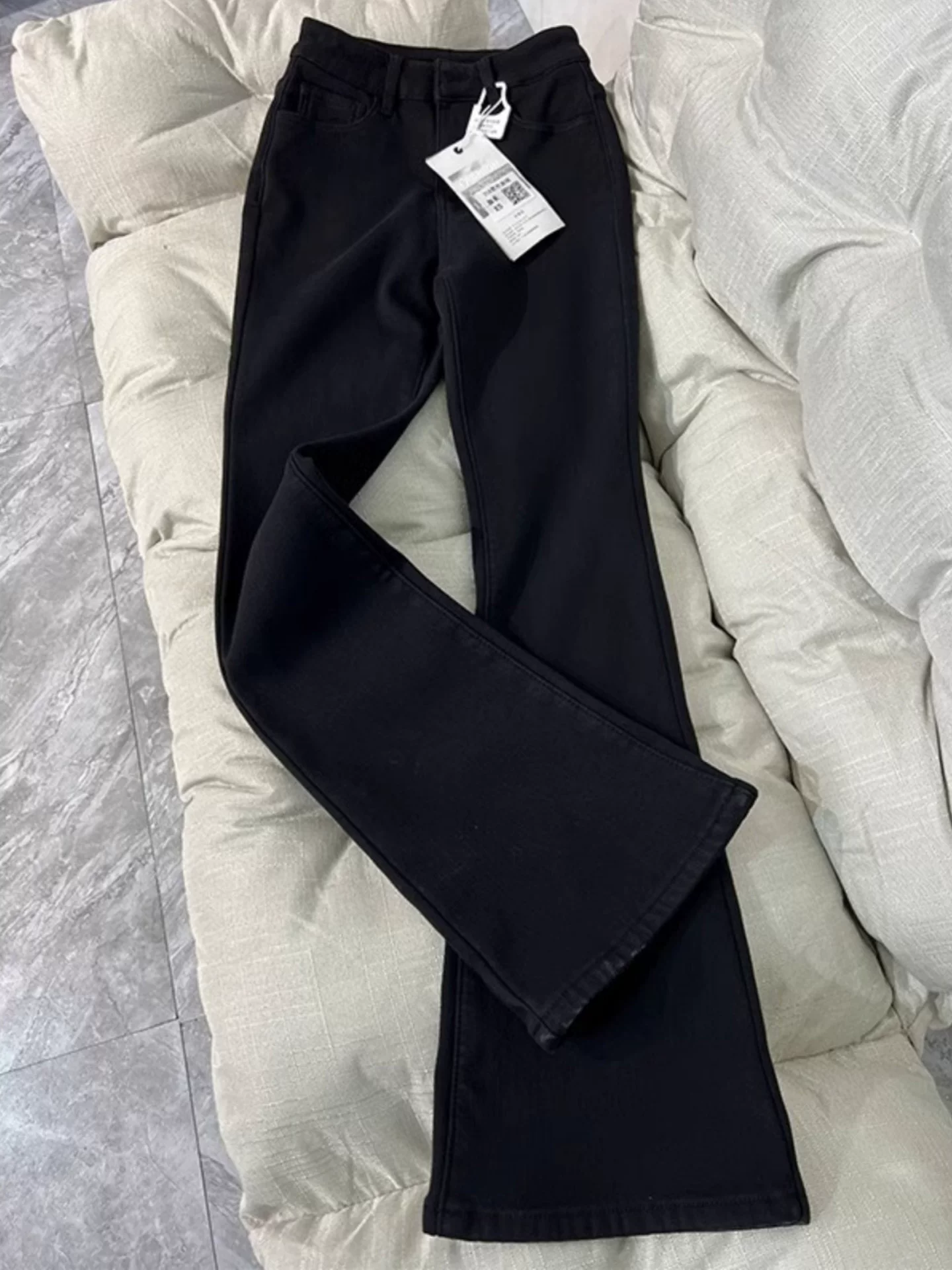 Quần jean ống loe dày lót lông cừu dành cho nữ, chất liệu co giãn mùa đông, size lớn cho người có thân hình cong, quần ống loe đen tôn dáng.