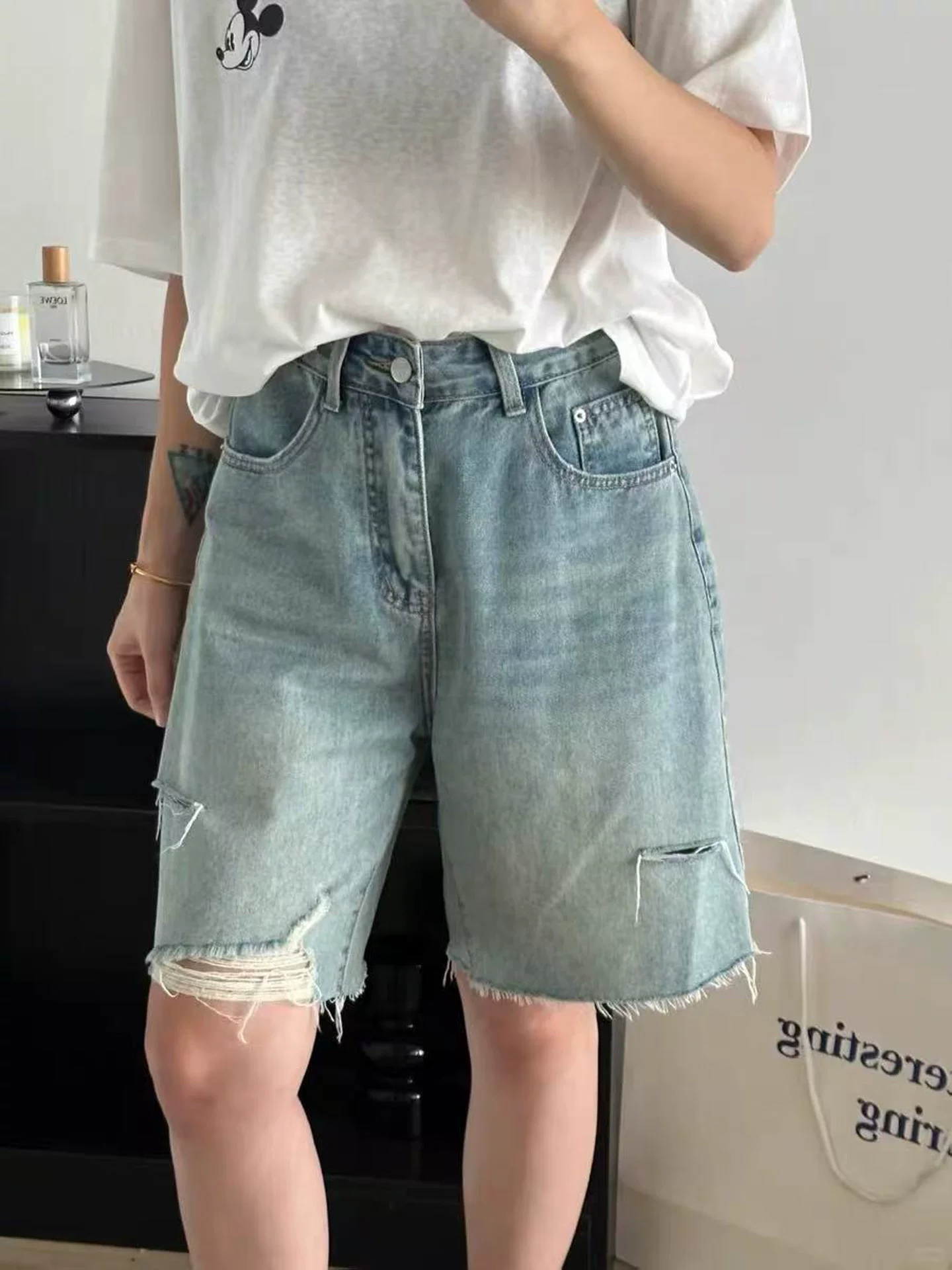 Quần short denim rách cho nữ, kiểu mới hè 2025, size lớn, cạp cao, dáng rộng, tôn dáng, ống thẳng, ống rộng, dài đến đầu gối.