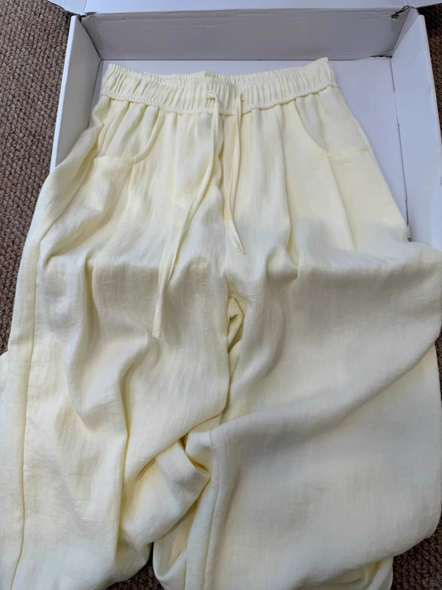 Quần vải lanh màu vàng dành cho nữ, kiểu dáng mỏng mùa hè, cỡ lớn, lưng cao, dáng suôn, tôn dáng, phong cách lười biếng, quần ống rộng bằng vải lụa mát mẻ.