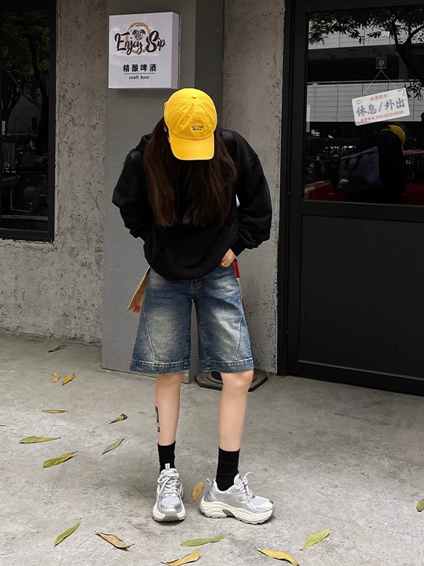 Quần short denim cổ điển dành cho nữ, mùa hè, cỡ lớn, lưng cao, dáng rộng, che hông, giảm béo, dáng quả lê, quần short ống rộng dài đến đầu gối.
