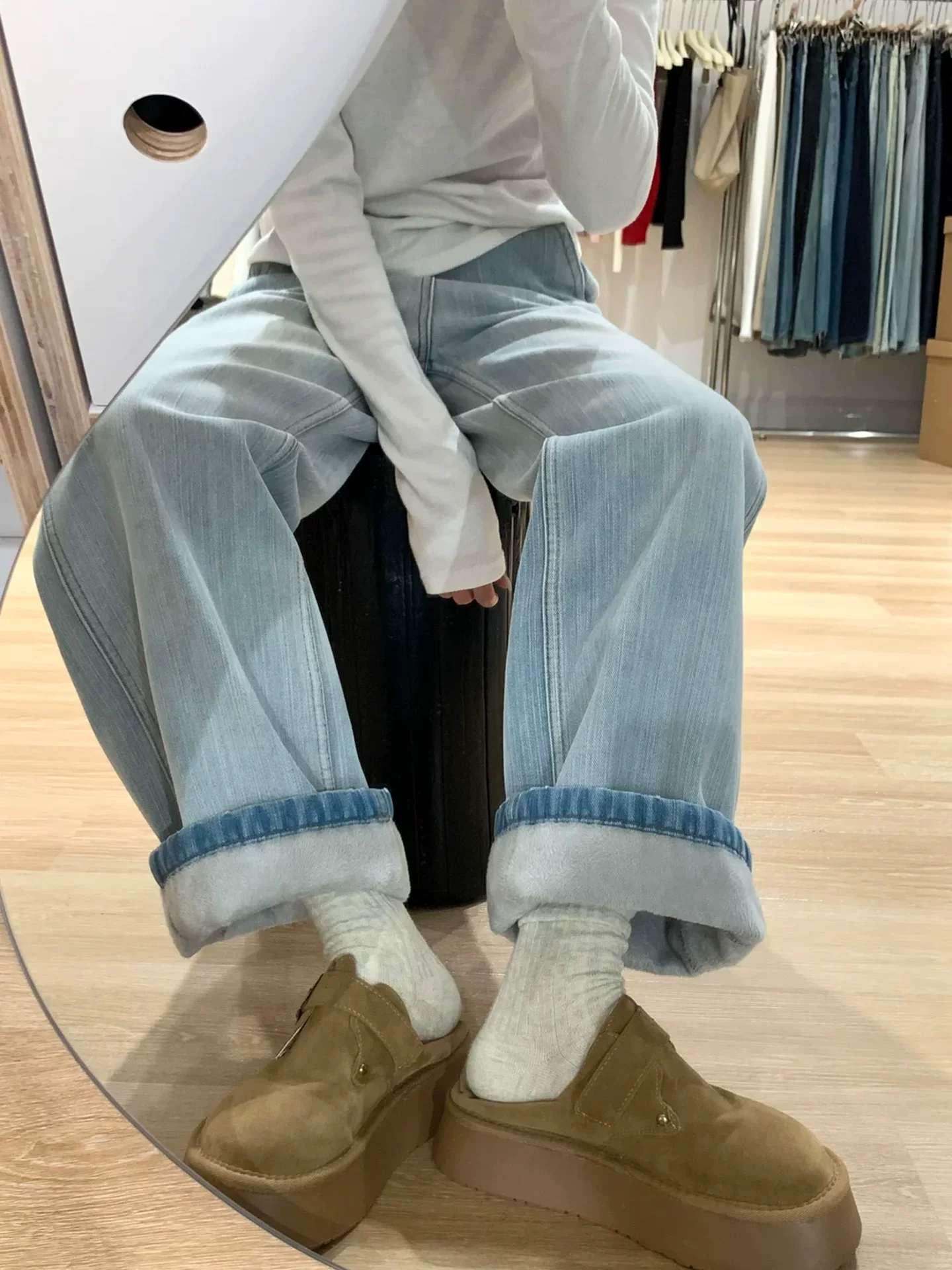 Quần jean ống thẳng dày lót lông cừu màu xanh nhạt dành cho nữ, mùa thu đông, cỡ lớn, lưng cao, che hông, dáng quả lê, quần ống rộng