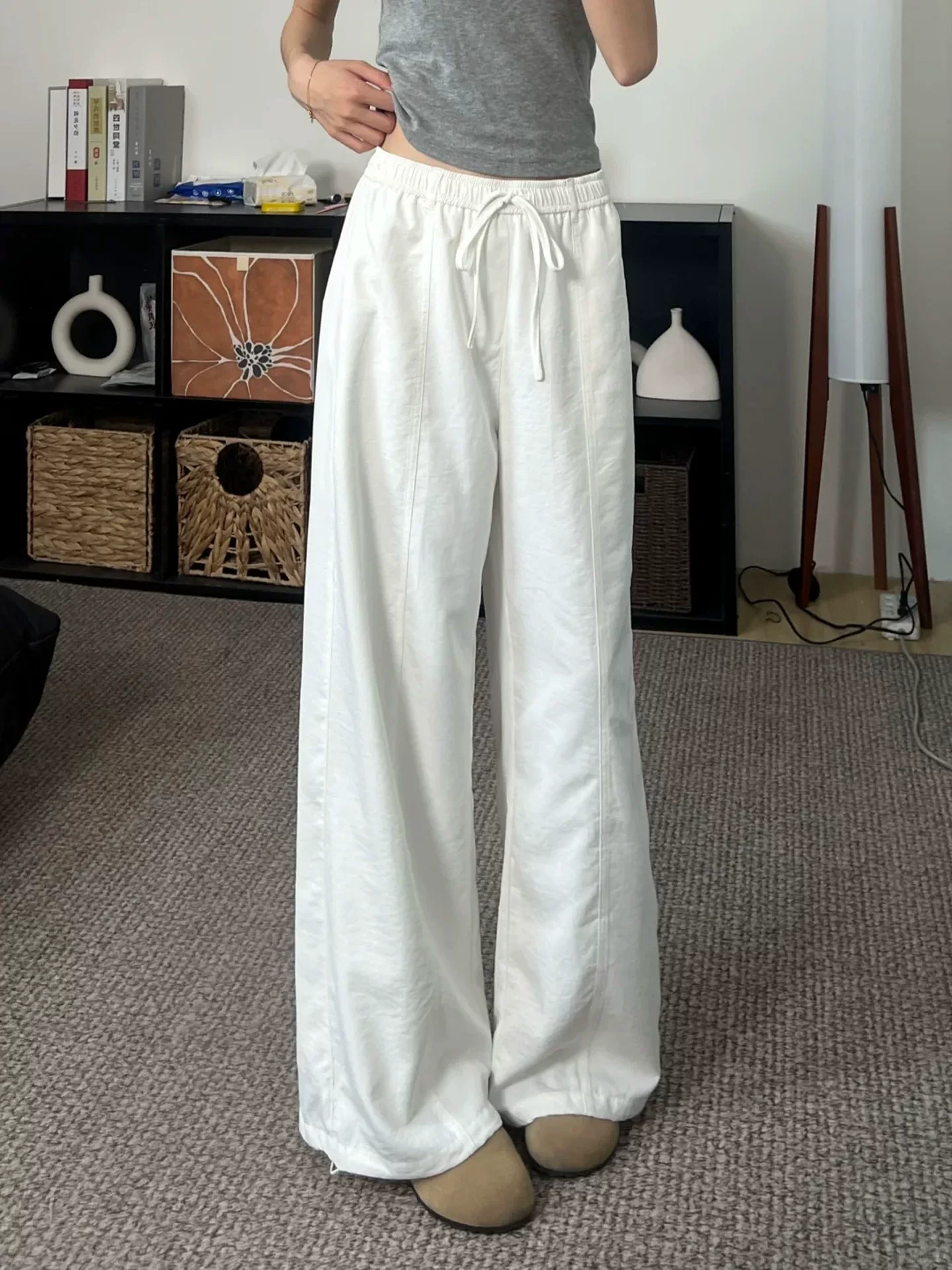 Quần ống rộng vải lụa trắng dành cho nữ, kiểu dáng mỏng mùa hè 2025, size lớn, cạp cao, dáng thẳng, chất liệu mềm mại, quần nhanh khô.