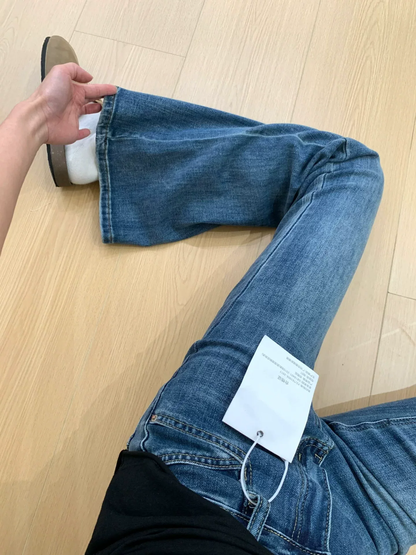 Quần jean dáng chuông màu xanh đậm dành cho nữ, size lớn mùa thu, cạp cao, co giãn, che hông, quần bootcut tôn dáng.