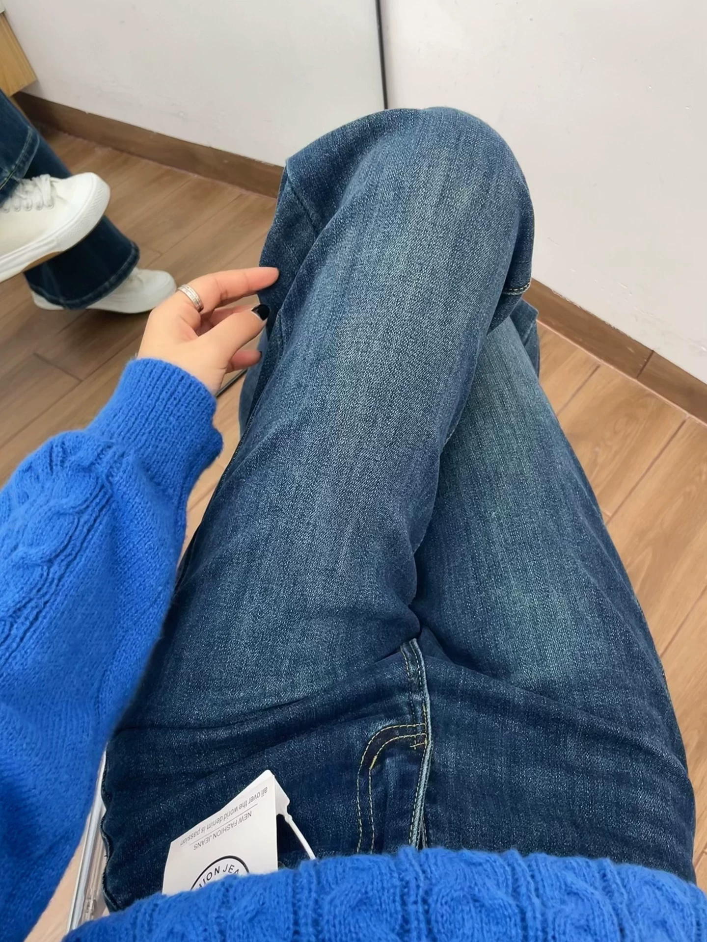 Quần jean ống loe dày lót lông màu xanh đậm dành cho nữ, mùa thu đông, cỡ lớn, lưng cao, dáng suôn, che hông, quần ống chuông giúp thon gọn.