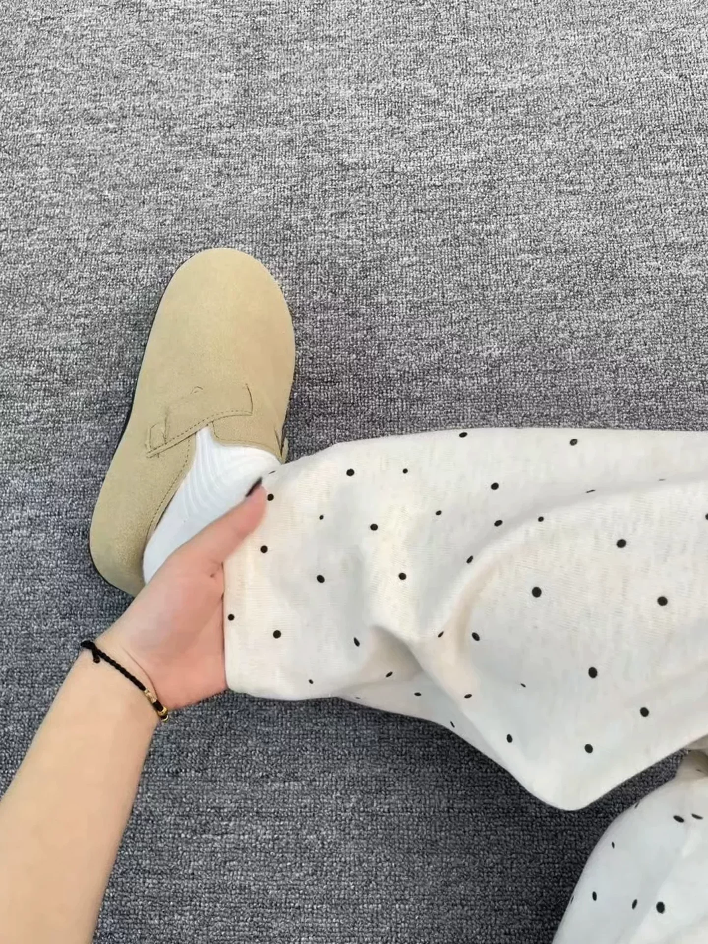 Quần gạo chấm bi màu trắng nhạt dành cho nữ, mùa thu đông, lót lông cừu, dày dặn, cỡ lớn, lưng cao, dáng rộng, quần ống rộng, phong cách giản dị.