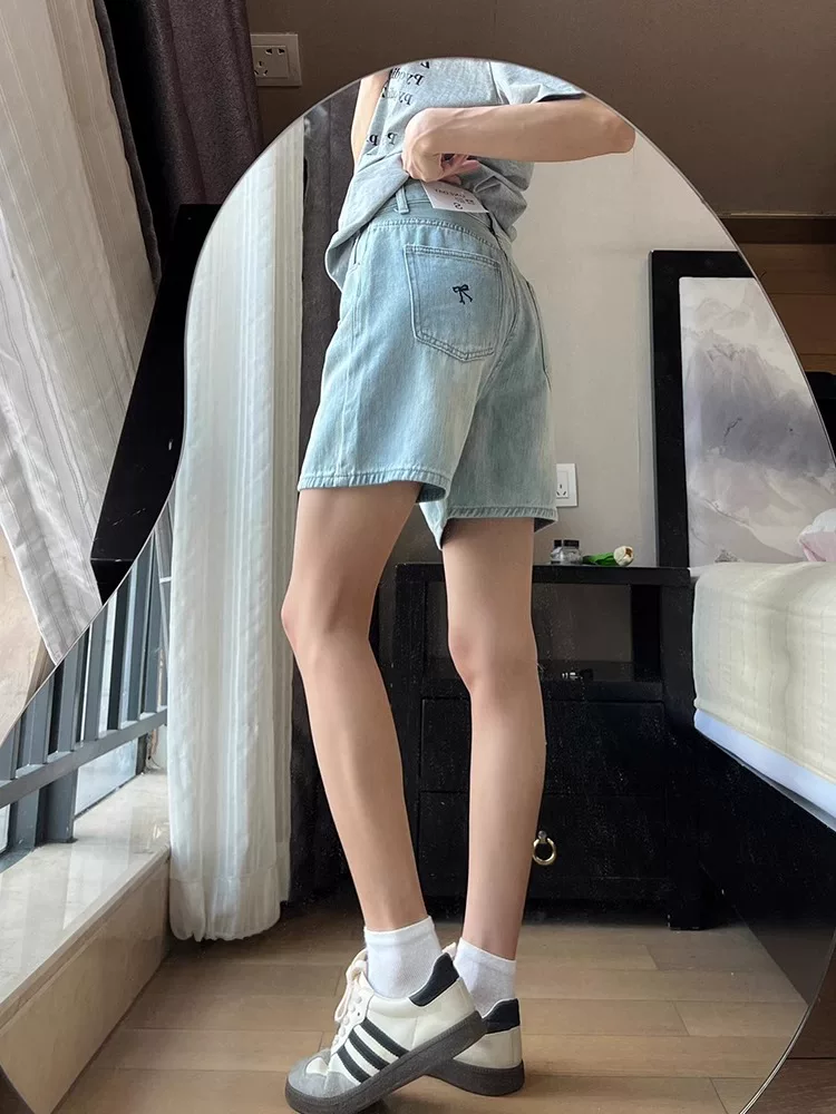 Thân hình quả lê, quần short denim ống thẳng màu sáng dành cho nữ, mùa hè, cỡ lớn, lưng cao, dáng rộng, dáng thon gọn, quần short ống rộng, dài vừa phải.