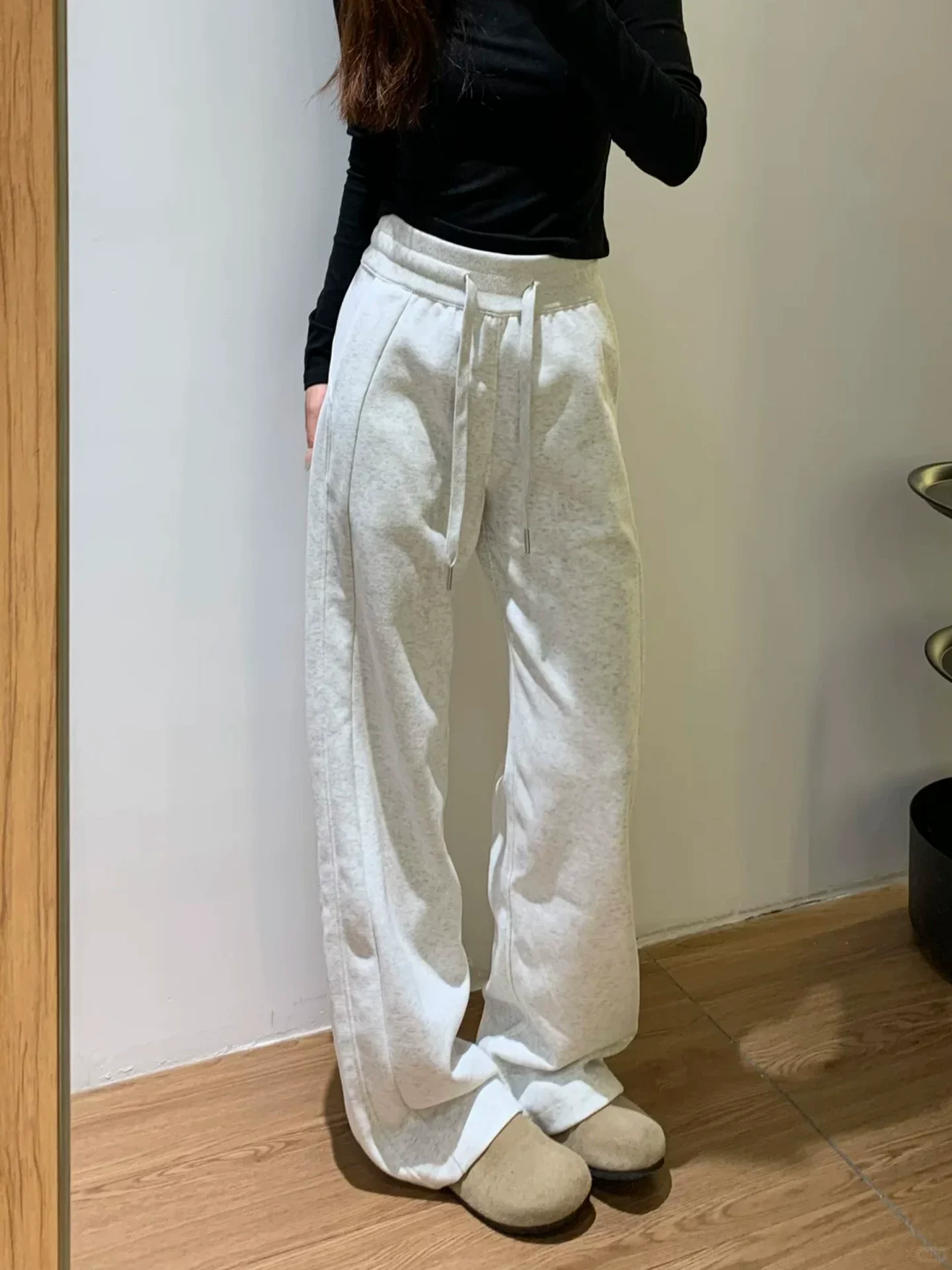 Quần thể thao nữ màu xám nhạt, kiểu dáng mới mùa thu 2025, size lớn, cạp cao, rộng rãi, tôn dáng, quần ống rộng.