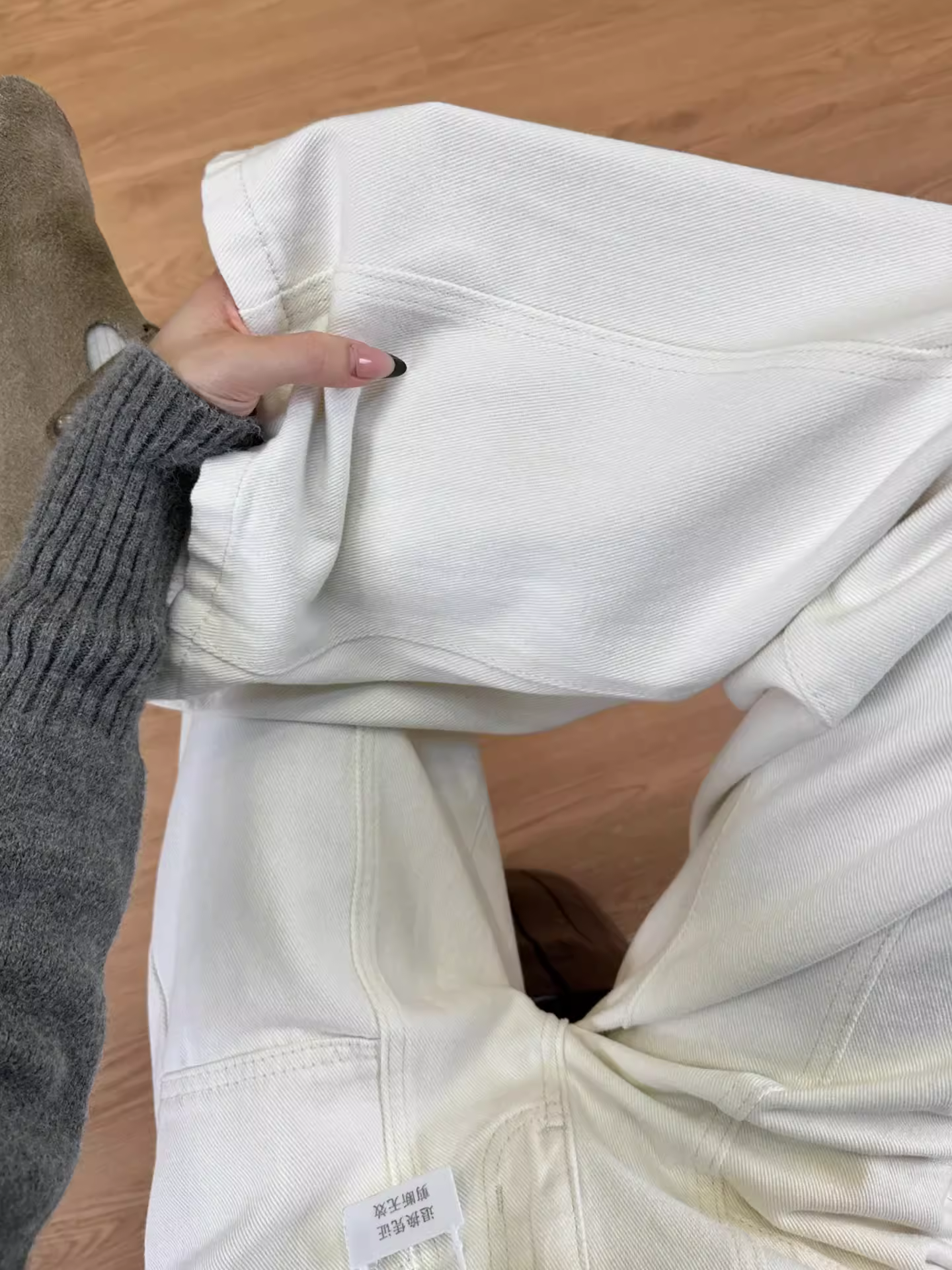 Quần jeans trắng ống rộng nữ, kiểu thu đông 2025, size lớn, cạp cao, dáng rộng, mềm mại, tôn dáng, phong cách thường ngày, quần dài chạm sàn.