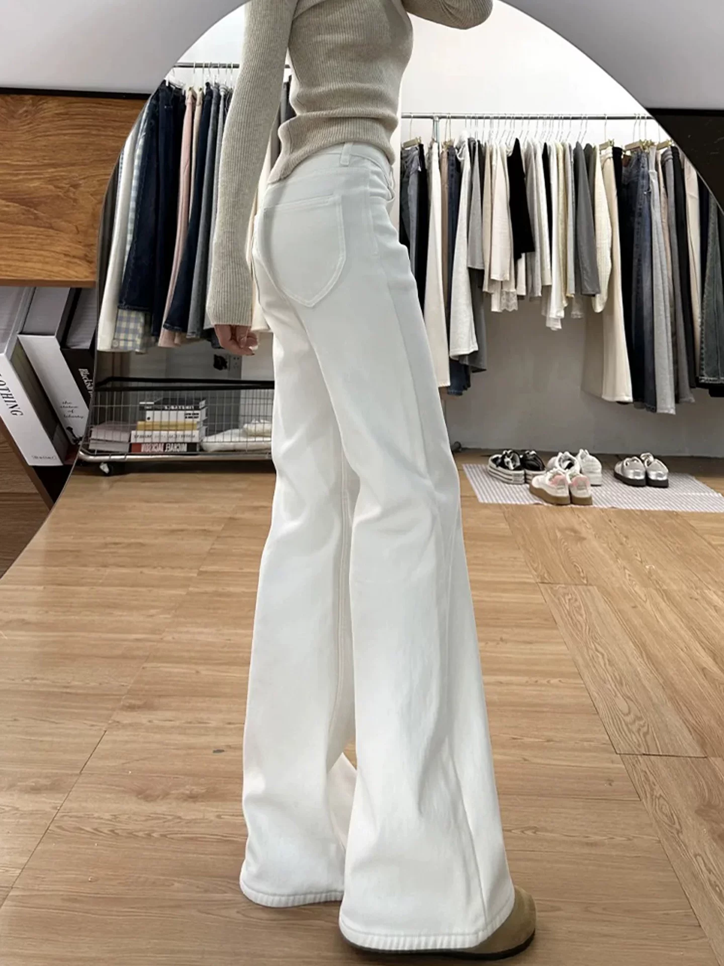 Quần jeans dáng chuông màu trắng, kiểu dáng mùa thu sớm, size lớn, dành cho người mập, cạp cao, chất liệu thun co giãn, tôn dáng, kiểu dáng chuông rộng.