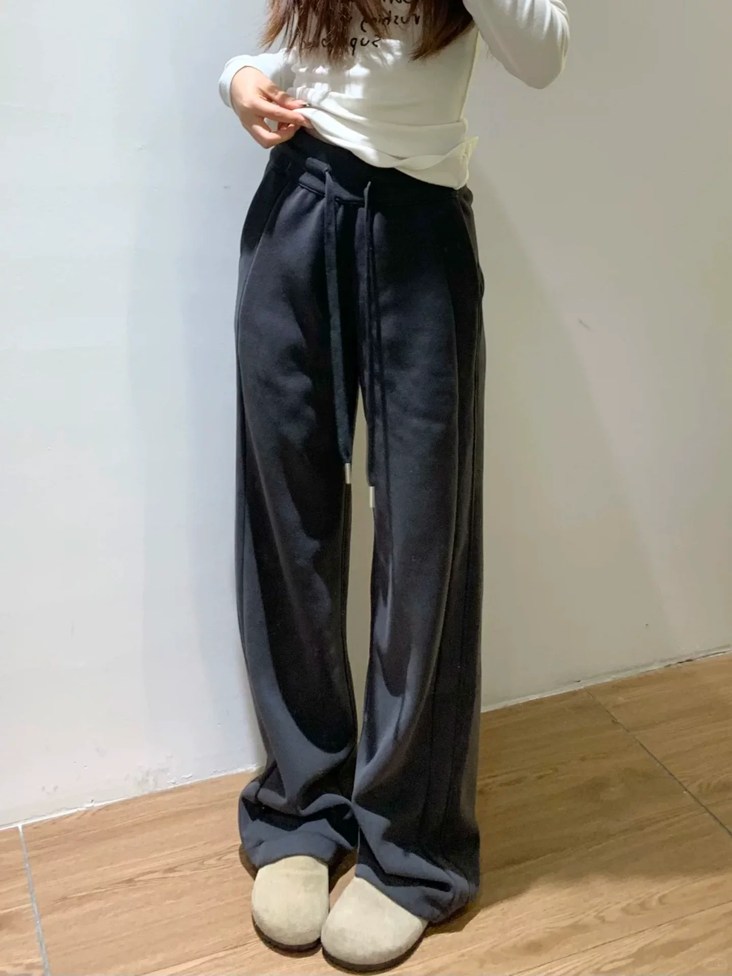 Quần thể thao màu xám carbon dành cho nữ, mùa thu đông, cỡ lớn, cạp cao, quần ống rộng dáng thẳng, quần dài dáng rộng, thoải mái.