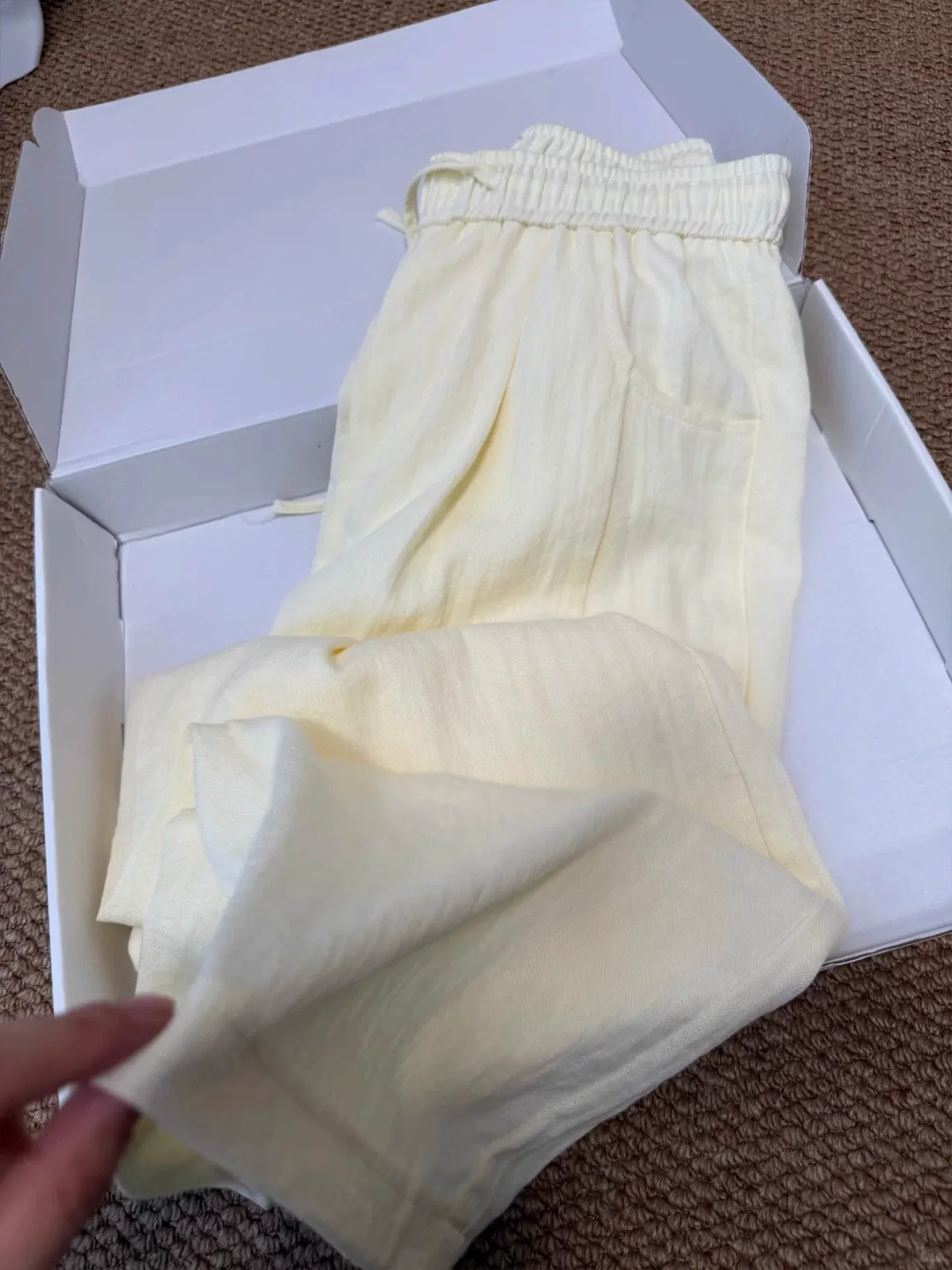 Quần vải lanh rộng ống màu vàng kiểu dáng xuề xòa dành cho nữ mùa hè 2025, size lớn, cạp cao, che hông, tôn dáng, dành cho người có thân hình quả lê