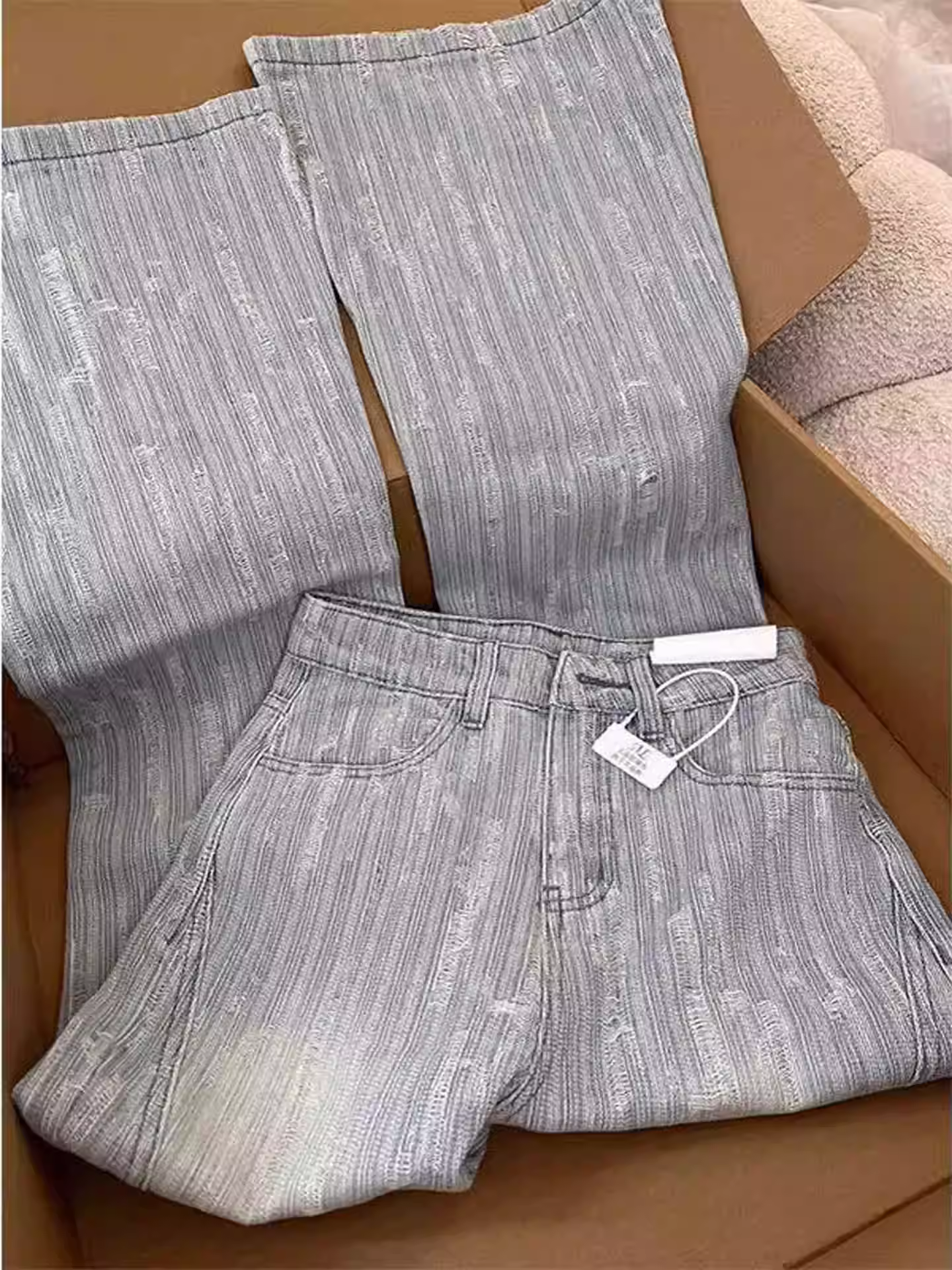 Quần jean nữ dáng loe chất liệu jacquard màu sáng, thu đông 2025, size lớn, cạp cao, rộng rãi, tôn dáng, kiểu bootcut.