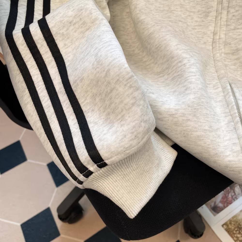 Áo len cổ đứng sọc chắp vá theo phong cách đại học Mỹ dành cho nữ, áo khoác cardigan thông thường phổ biến cho mùa xuân và mùa thu năm nay.