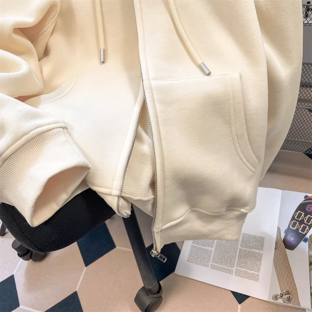 Áo khoác len kiểu dáng trẻ trung màu mơ sữa dành cho nữ, dáng rộng, lót lông cừu, dày dặn, áo cardigan có mũ trùm đầu cho mùa cuối thu và đầu đông.