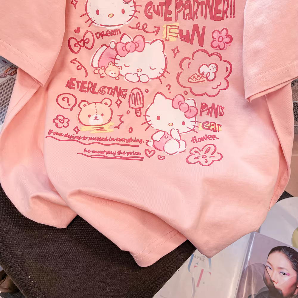 Áo thun ngắn tay hình mèo KT màu hồng dễ thương phong cách Hàn Quốc dành cho nữ, mùa hè ngọt ngào và thời trang, áo kiểu dáng trẻ trung và giảm tuổi tác dành cho người có vóc dáng nhỏ nhắn.