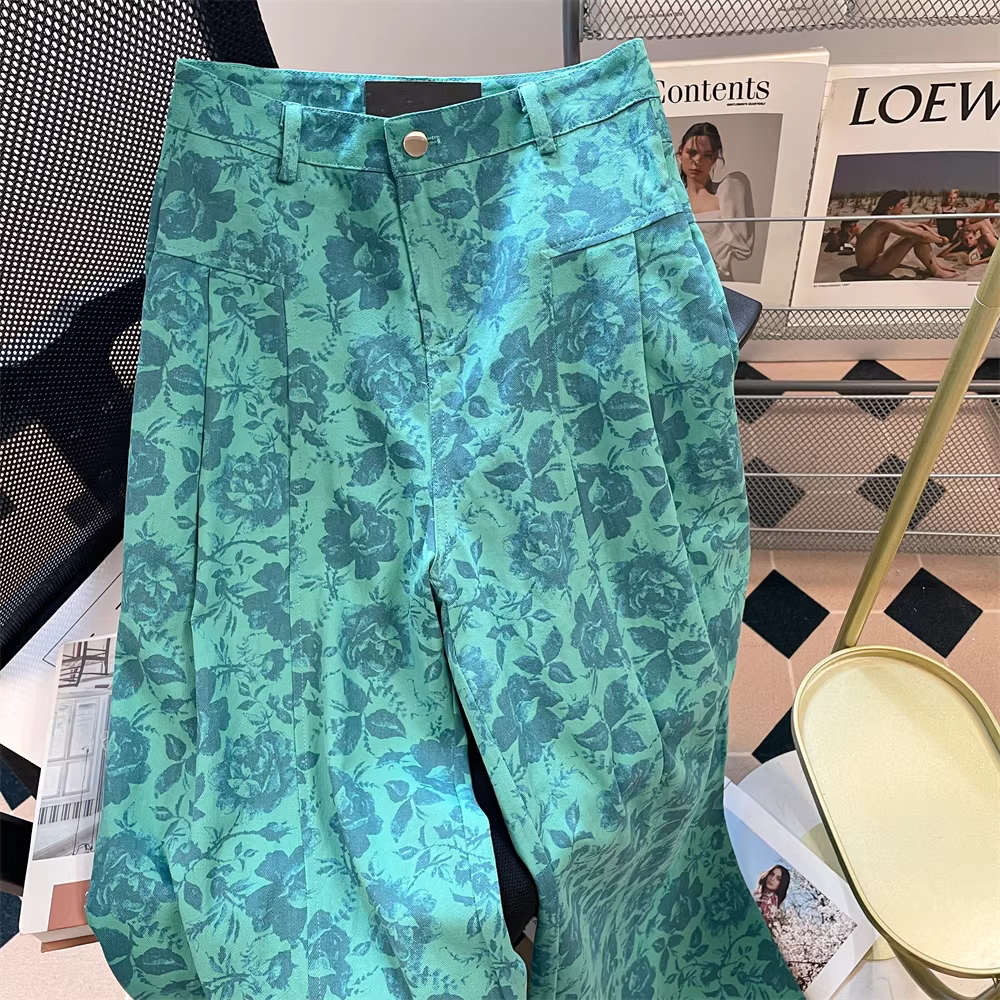 Được thiết kế với phong cách đầy cá tính, quần jean rộng thùng thình in hoa màu xanh lá cây dành cho nữ, phong cách cổ điển Mỹ, quần ống rộng dáng thẳng, rộng rãi, thoải mái dành cho người có kích cỡ lớn.