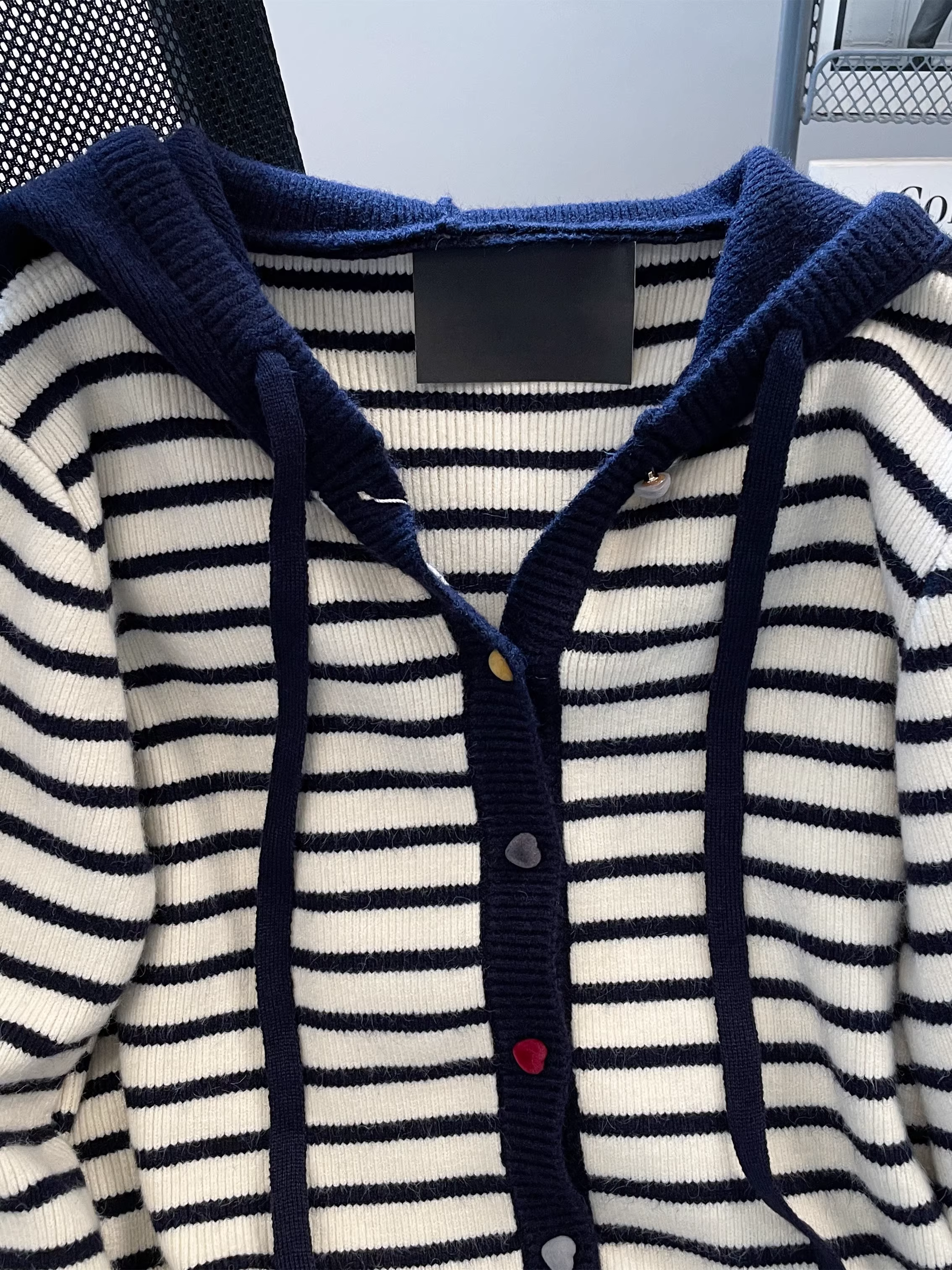 Áo khoác len sọc có mũ, thiết kế độc đáo dành cho nữ, kiểu dáng mới xuân thu đông 2025, kiểu dáng rộng rãi và thoải mái.