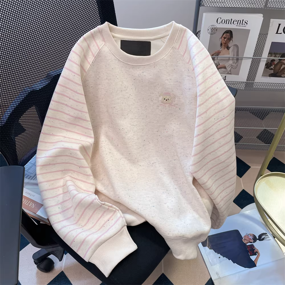 Áo len thêu tay sọc ngang màu sữa dành cho nữ, phong cách thu đông Hồng Kông, dễ thương, trẻ trung, nhỏ nhắn, kiểu dáng lười biếng.