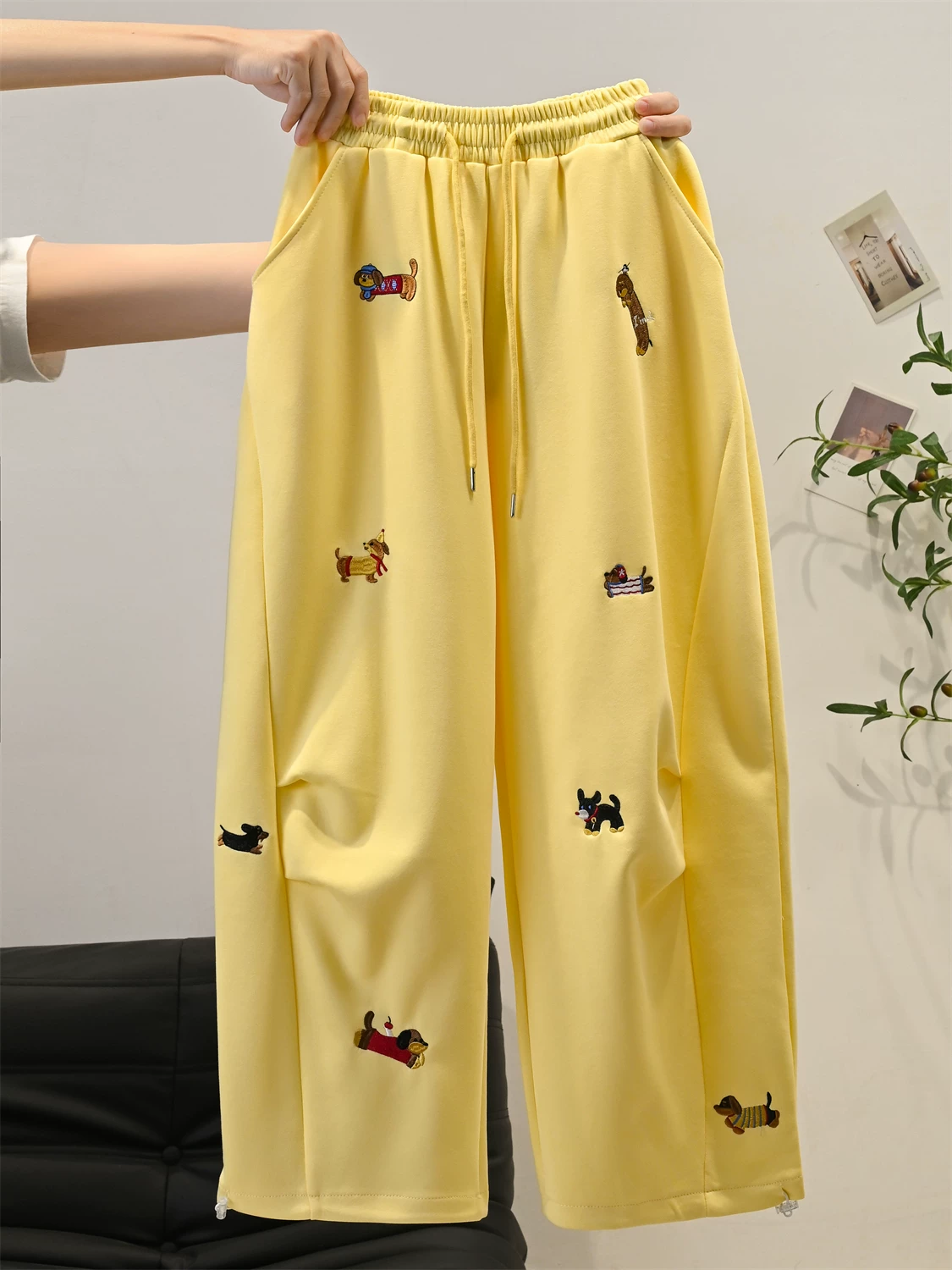 Quần dài thêu hình chó dachshund hoạt hình phong cách Hàn Quốc dành cho nữ, dáng rộng mùa thu đông, phong cách lười biếng, đa năng, quần thể thao ống rộng mềm mại
