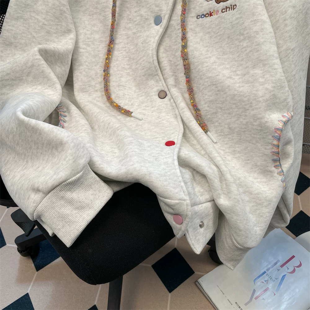 Áo nỉ có mũ trùm đầu thêu hình sóc theo phong cách retro preppy dành cho nữ trong mùa thu đông, áo khoác cardigan cài cúc cao cấp và sành điệu dành cho người nhỏ nhắn