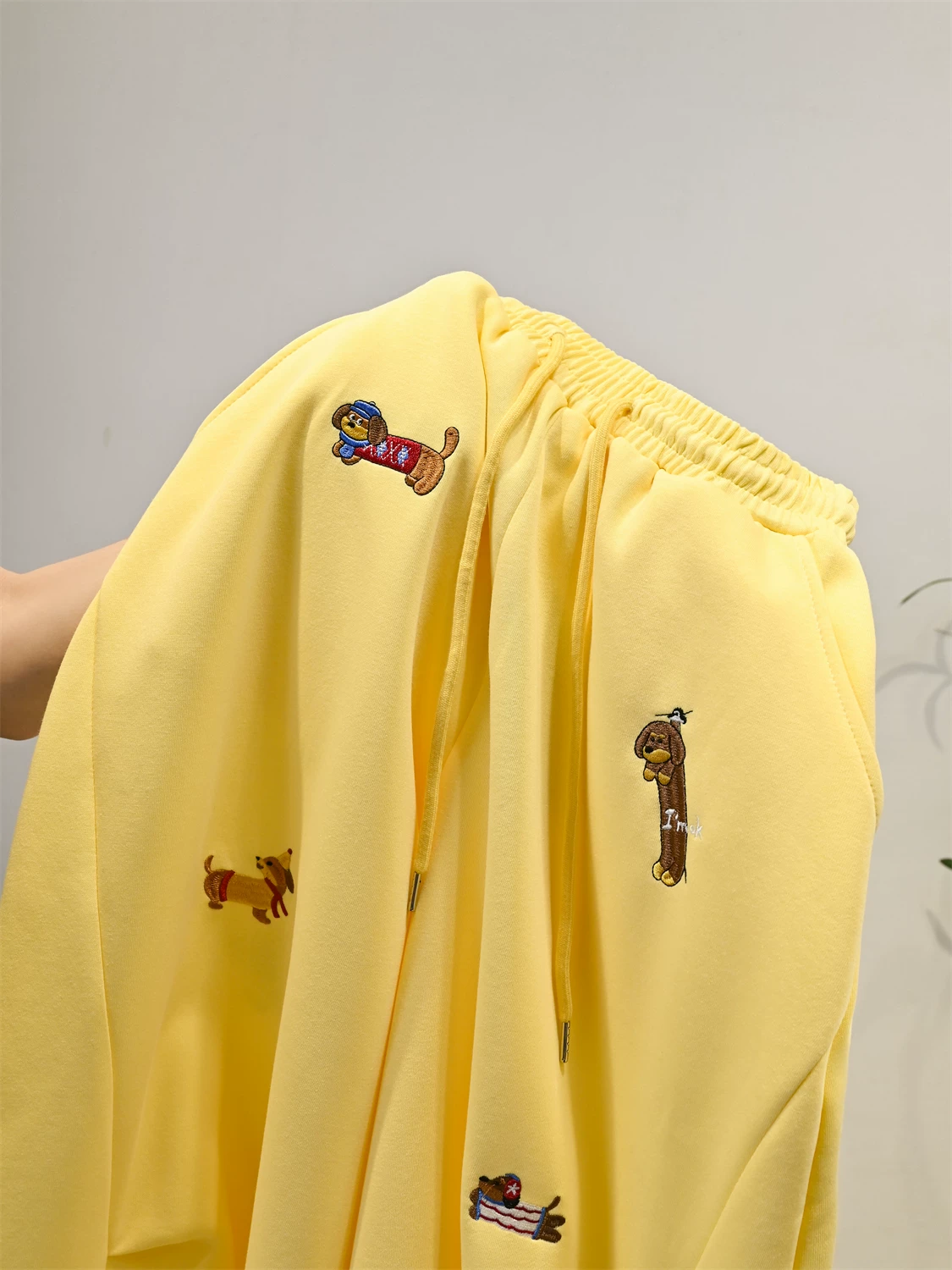 Quần dài thêu hình chó dachshund hoạt hình phong cách Hàn Quốc dành cho nữ, dáng rộng mùa thu đông, phong cách lười biếng, đa năng, quần thể thao ống rộng mềm mại