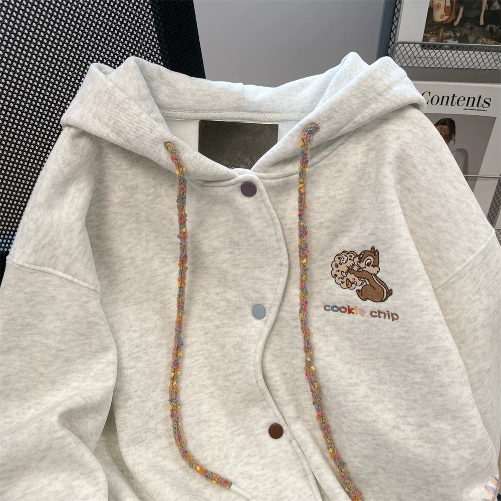 Áo nỉ có mũ trùm đầu thêu hình sóc theo phong cách retro preppy dành cho nữ trong mùa thu đông, áo khoác cardigan cài cúc cao cấp và sành điệu dành cho người nhỏ nhắn