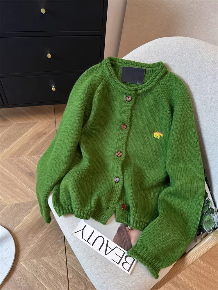 Áo len đan mềm màu xanh lá cây retro dành cho nữ, áo khoác dáng rộng cổ điển độc đáo siêu phong cách dành cho mùa xuân và mùa thu.