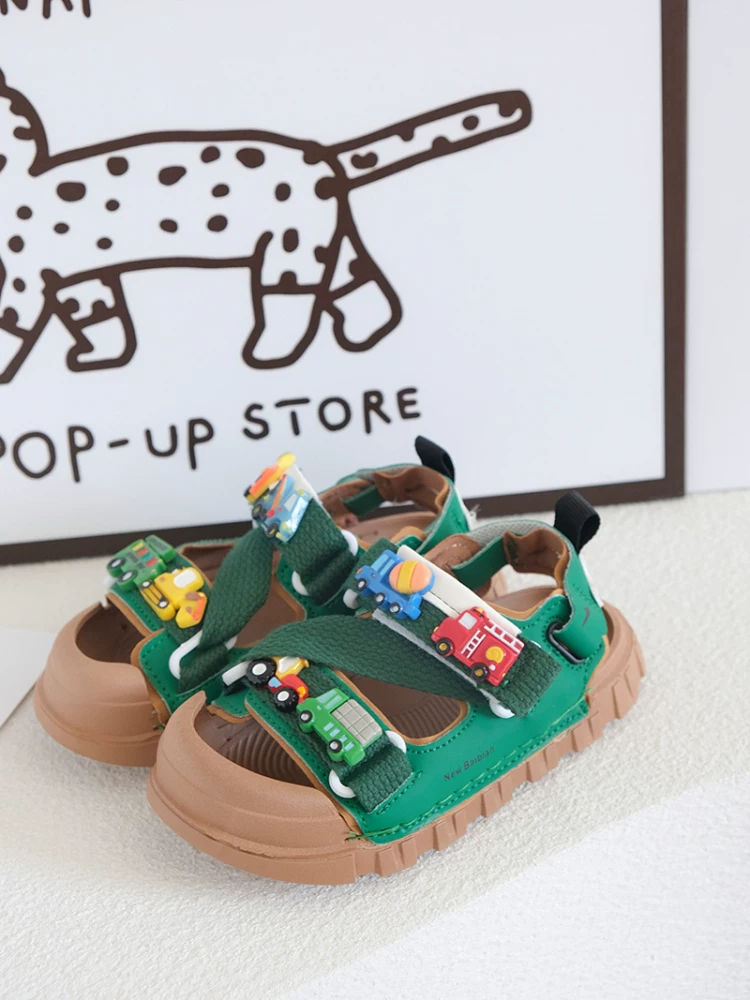 Dép hình ô tô màu xanh lá cây dành cho bé trai có quai Velcro, đế mềm, giày thể thao đi biển chống trượt, dép kín mũi thoáng khí mùa hè cho bé.