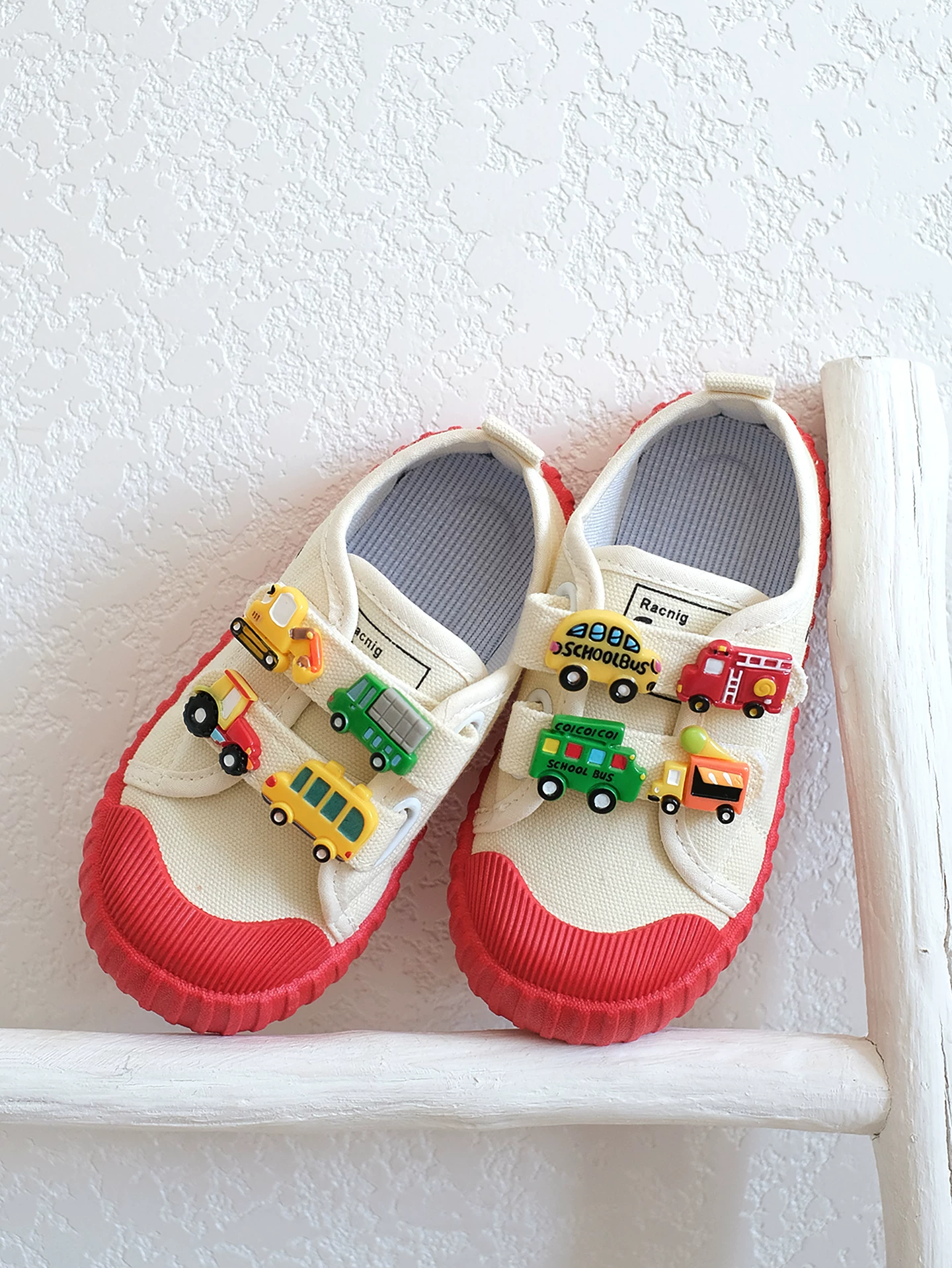 Giày vải Velcro cho bé trai, giày trong nhà theo chủ đề ô tô dành cho mẫu giáo, giày vải mùa thu nhẹ, chống trượt cho bé trai.