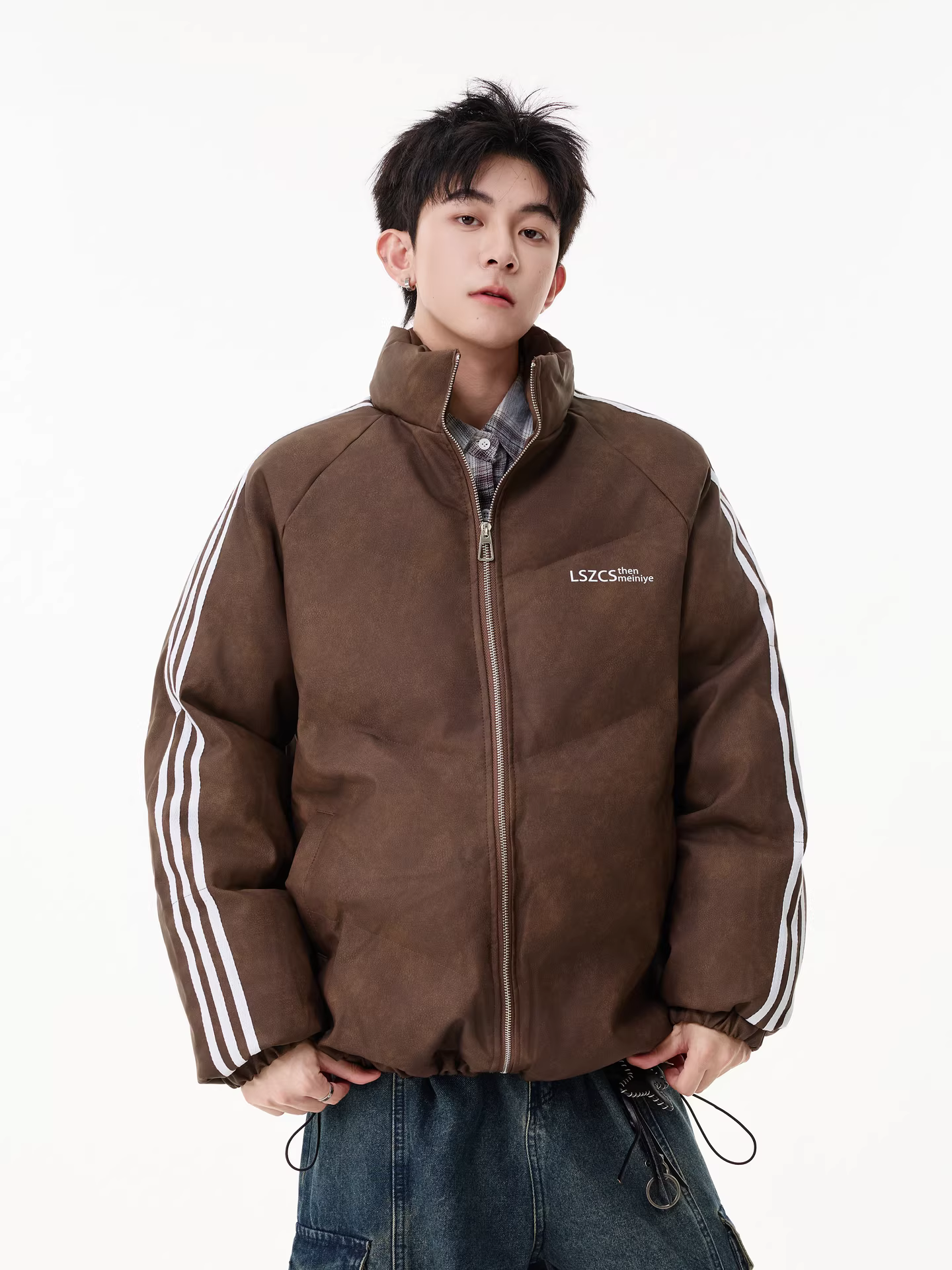 Wukong có sẵn áo khoác cotton cổ đứng dày dặn ba sọc thời trang mùa đông bằng da PU dành cho nam, áo khoác cotton giữ ấm chống gió phong cách Mỹ dành cho cặp đôi.