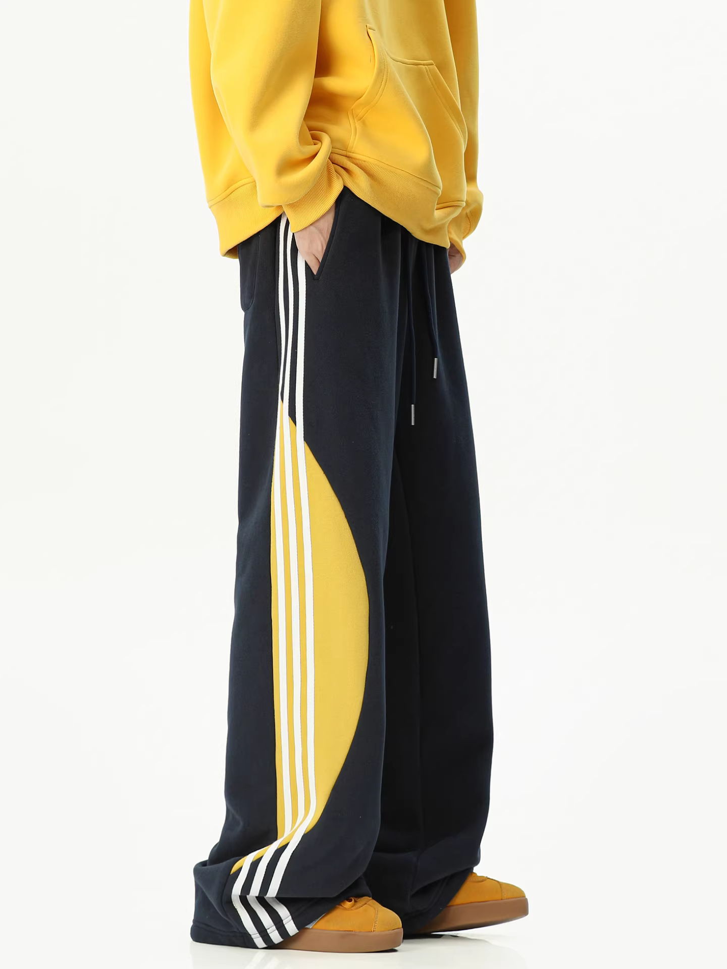 Ngộ Không có sẵn quần thể thao mùa đông phối màu thời thượng dành cho nam và nữ, kiểu dáng rộng thùng thình cổ điển, lót lông cừu và dày dặn.