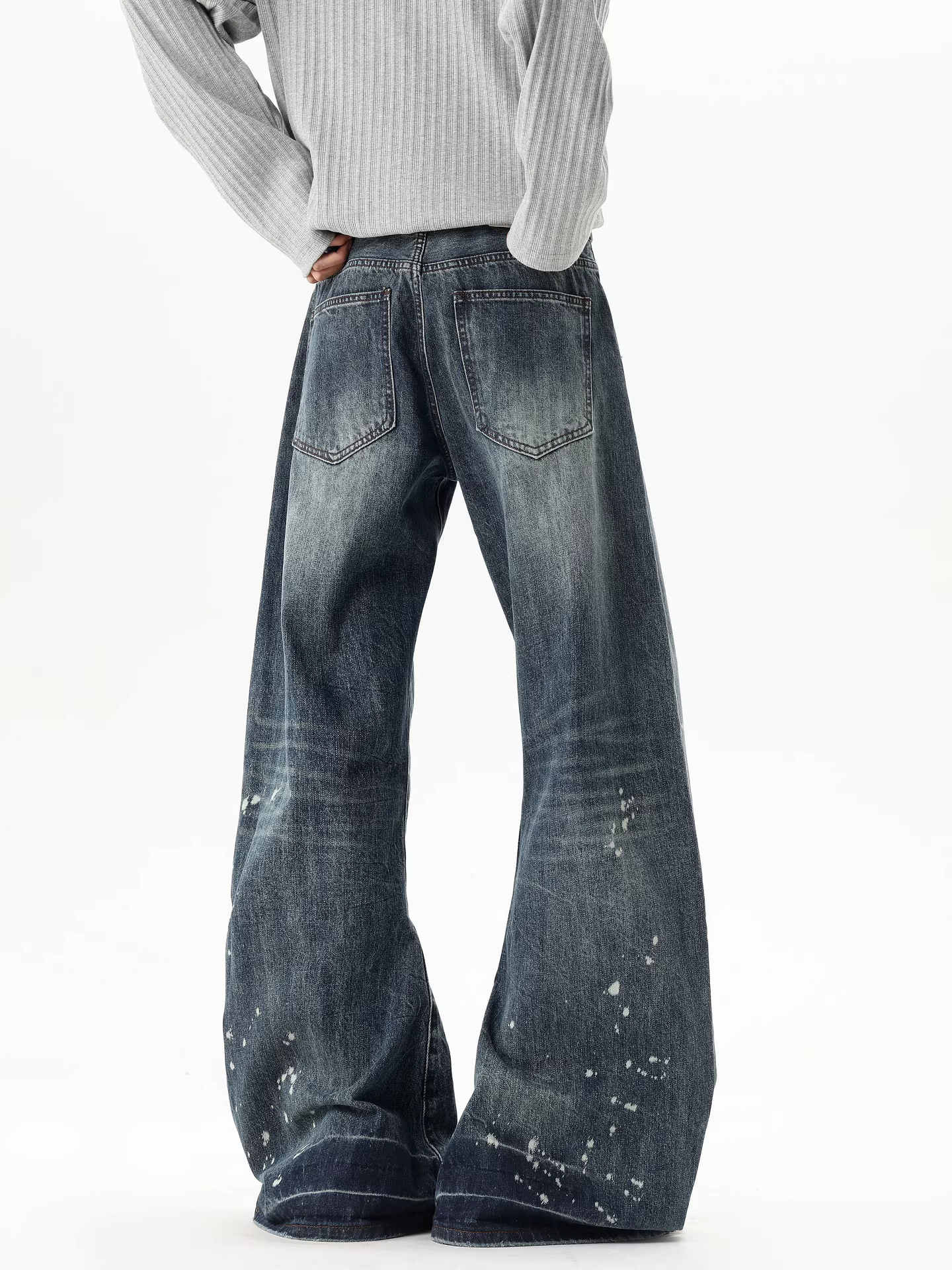 Wukong có sẵn quần jean nam kiểu Mỹ cổ điển, phai màu, họa tiết bắn mực, dáng cong, ôm vừa vặn, quần ống rộng xòe.