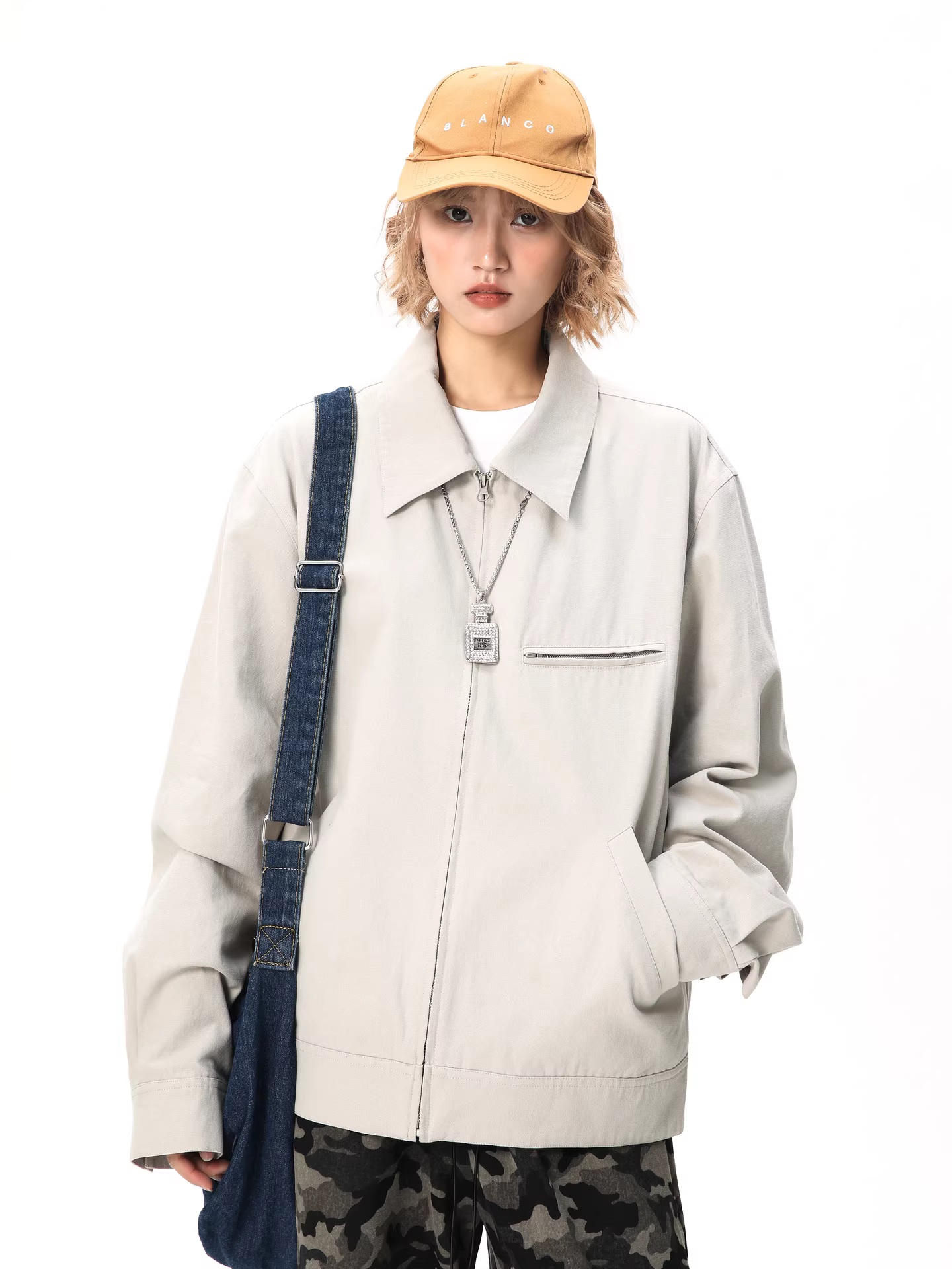 Wukong có sẵn áo khoác kiểu dáng cổ điển Mỹ, chất liệu washed, phong cách workwear dành cho nam và nữ, áo khoác rộng rãi và đa năng, thích hợp cho các cặp đôi.