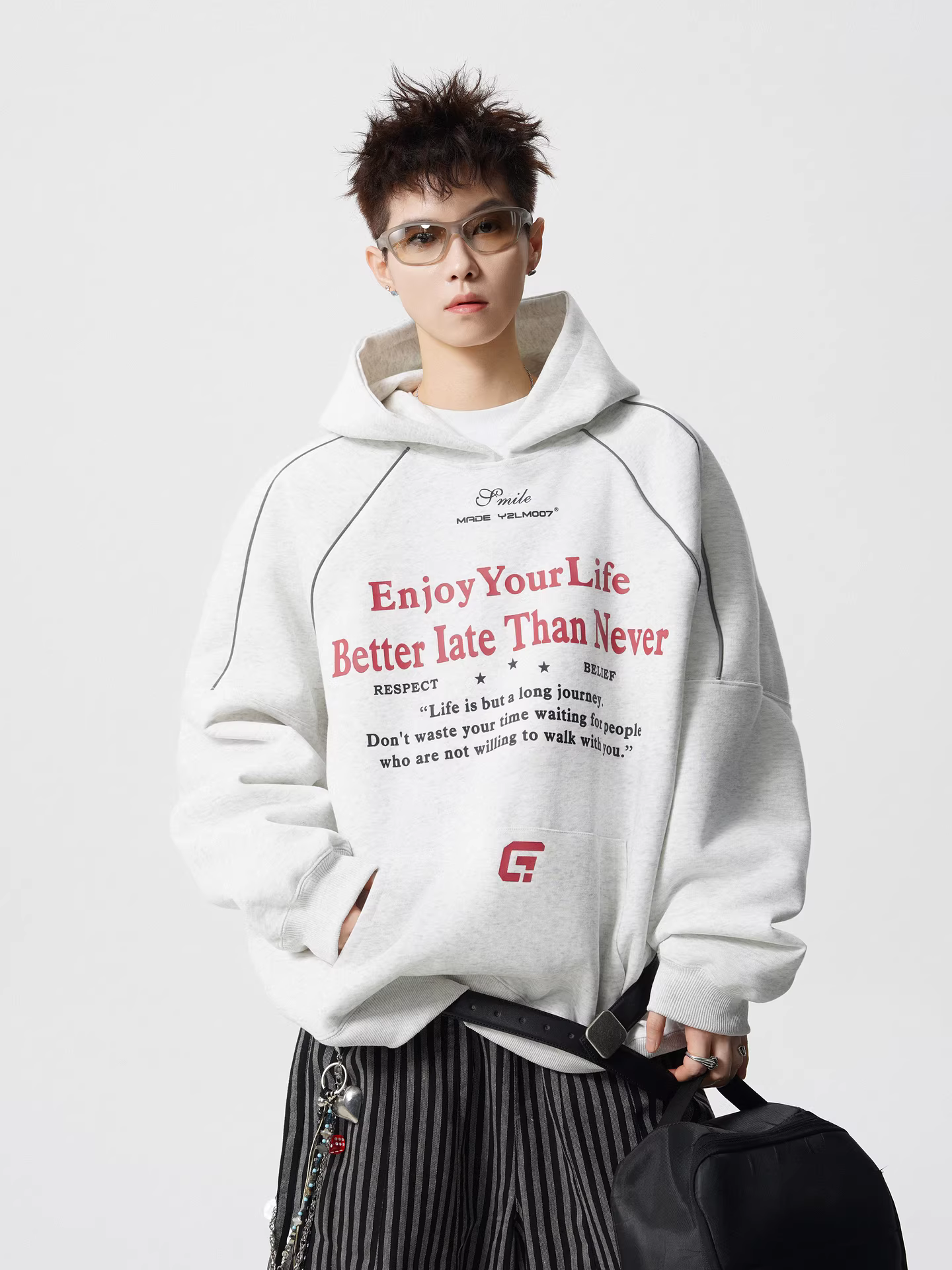 Wukong có sẵn áo hoodie nam in họa tiết retro Mỹ, phối sọc phản quang, kiểu dáng thời thượng, phong cách cặp đôi, rộng rãi và đa năng.