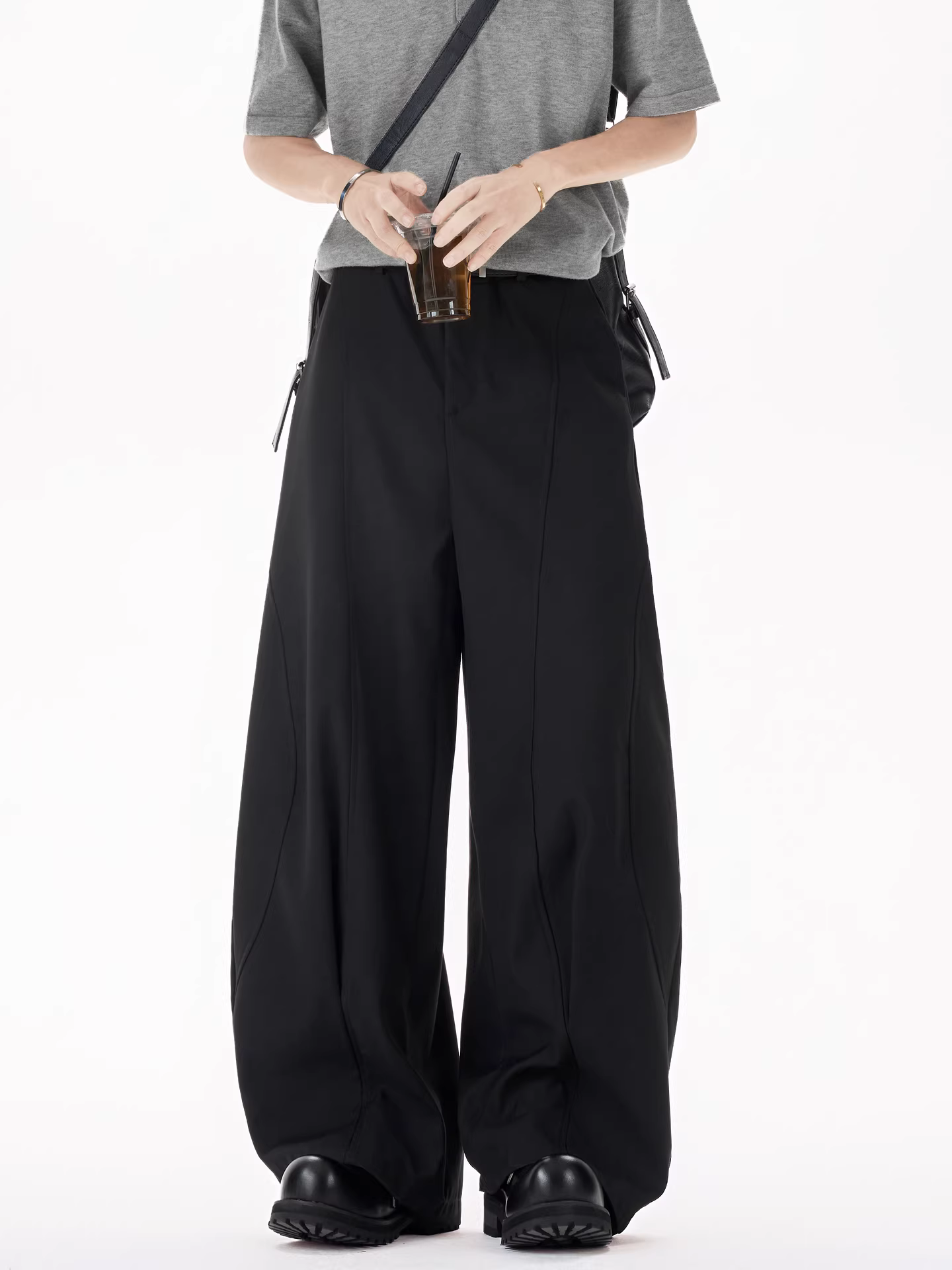 Wukong có sẵn quần âu nam ống rộng may đo ba chiều, đơn giản và cao cấp, đa năng cho cả đi làm và mặc thường ngày.