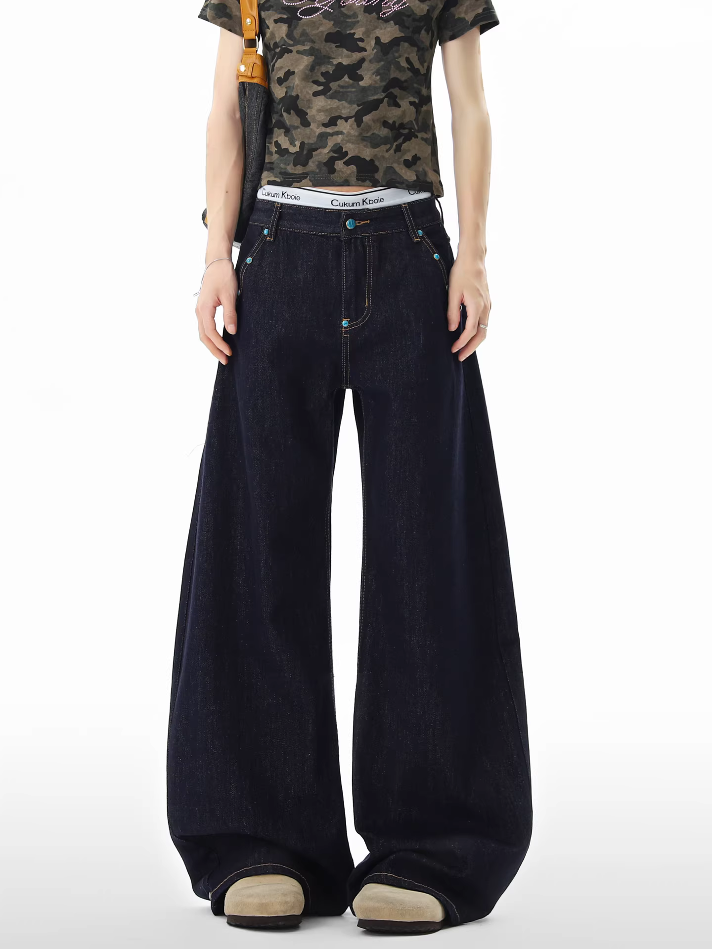 Ngộ Không có sẵn quần jean nam kiểu Mỹ cổ điển màu xanh, đính đinh tán, dáng ôm vừa vặn, quần ống rộng dáng kiếm.