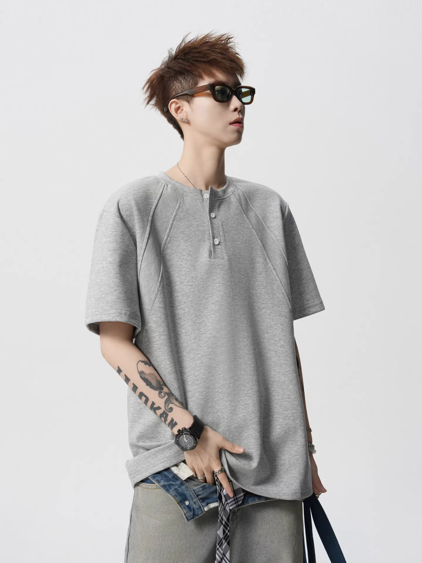 Wukong có sẵn áo thun cổ Henry tay ngắn kiểu Mỹ cổ điển, phối vải ghép, dành cho nam và nữ, chất liệu cotton dày dặn, kiểu dáng rộng rãi.