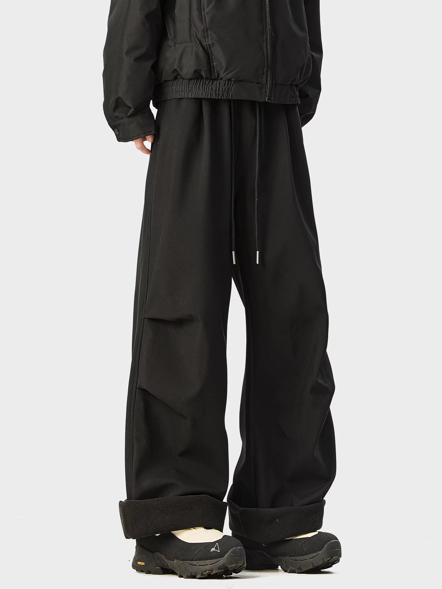 Wukong có sẵn quần thể thao nam kiểu Mỹ thời thượng, chất liệu nỉ dày, xếp ly, kiểu dáng rộng rãi, đa năng, phong cách casual.