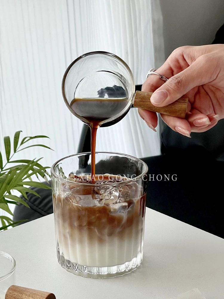 Ly sữa nhỏ bằng thủy tinh kiểu Nhật, có tay cầm bằng gỗ, bình sữa, cốc chiết sữa cà phê có vạch chia, cốc đựng nước chấm mini có tay cầm bằng gỗ
