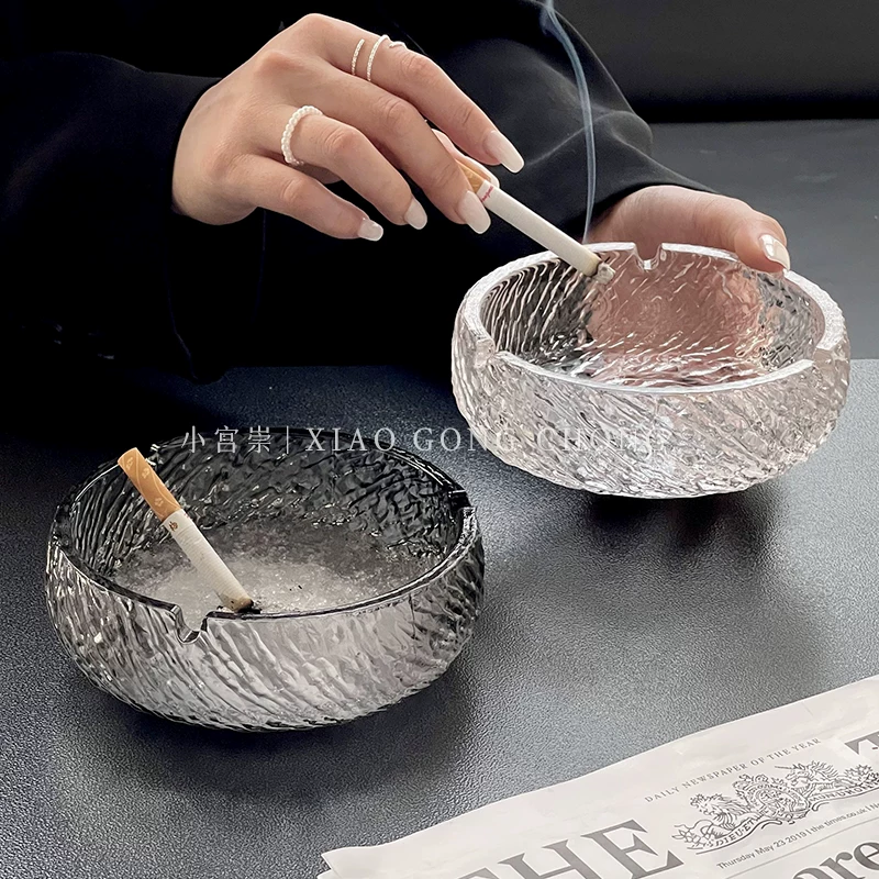 Gạt tàn thuốc cao cấp, mang lại cảm giác sang trọng, thanh lịch và tinh tế, có nhiều kích cỡ khác nhau, được làm bằng thủy tinh, với thiết kế độc đáo để sử dụng trong nhà, phòng khách, trang trí sáng tạo.