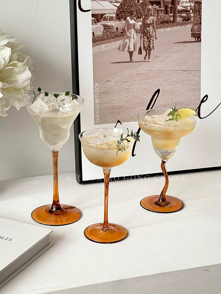 Ly cocktail màu cà phê độc đáo, ly margarita cong hơi say rượu xinh xắn như trên Instagram, ly uống đồ uống đặc biệt sáng tạo, ly cao, ly rượu sâm banh.