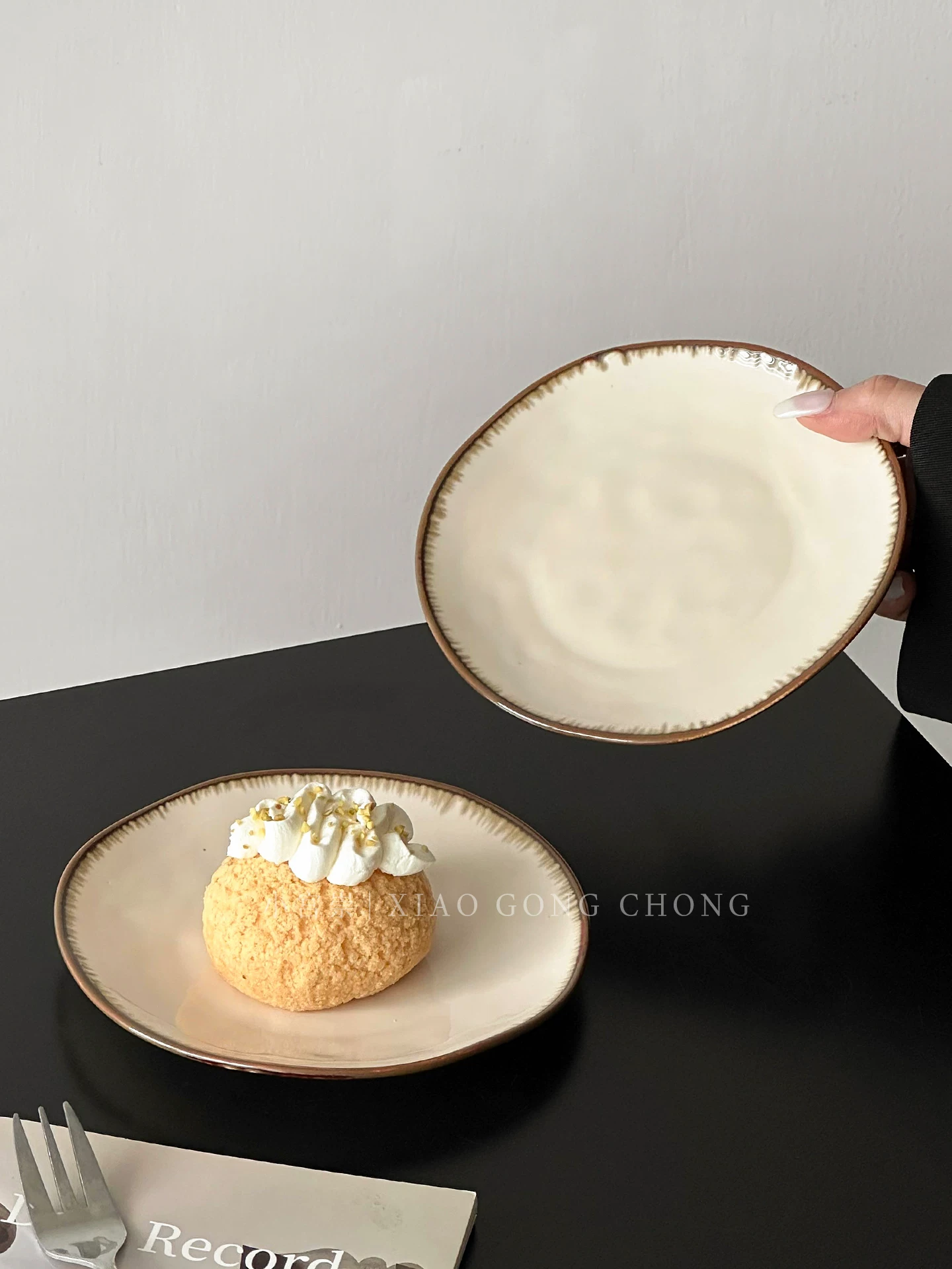 Đĩa gốm bất đối xứng chất lượng cao theo phong cách retro, đĩa tráng miệng sáng tạo theo phong cách Nhật Bản, đặc biệt là đĩa bánh đẹp, bát salad trái cây
