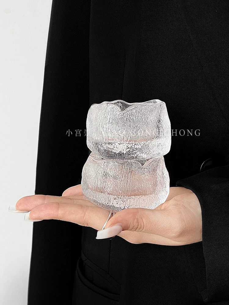 Ly rượu sake phong cách wabi-sabi Nhật Bản, ly thủy tinh nhỏ cổ điển, ly chủ nhân nhìn ra núi, ly trà kung fu