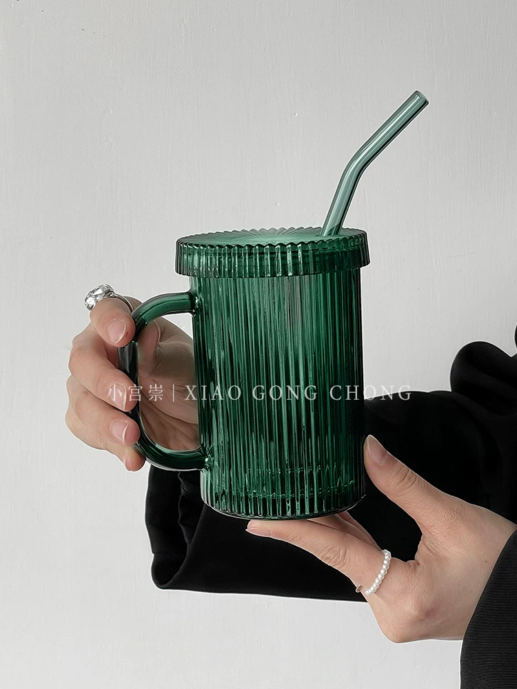 Ly thủy tinh cổ điển màu ngọc lục bảo có sọc cổ điển, có tay cầm, nắp và ống hút dùng trong nhà.