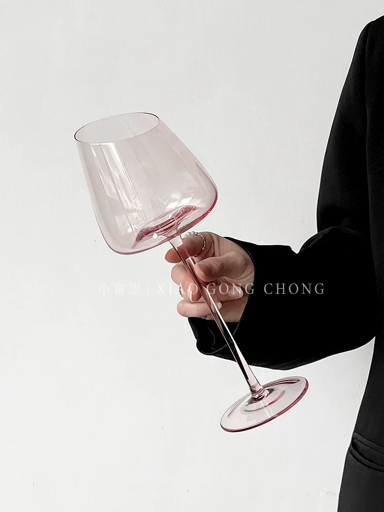 Ly rượu vang hồng cao cấp phong cách sang trọng nhẹ nhàng, ly cao đẹp mắt trên Instagram, ly rượu pha lê nghiêng thẩm mỹ, ly rượu sâm banh.