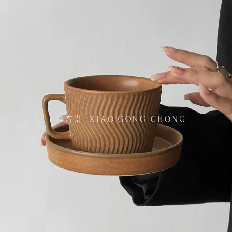 Bộ tách trà và đĩa sứ họa tiết retro Nhật Bản, thiết kế độc đáo, phong cách rustic, dùng để pha cà phê latte nghệ thuật, uống trà chiều.